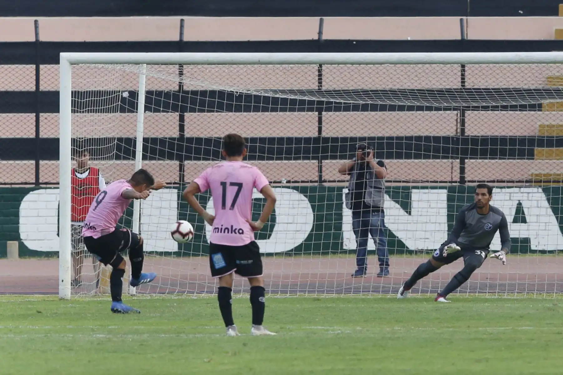 Deportivo Municipal vs Sport Boys se enfrentaron en un partido amistoso en la Tarde de la Pasión Edil, en el estadio Miguel Grau del Callao. Foto: ANDINA/Nathalie Sayago