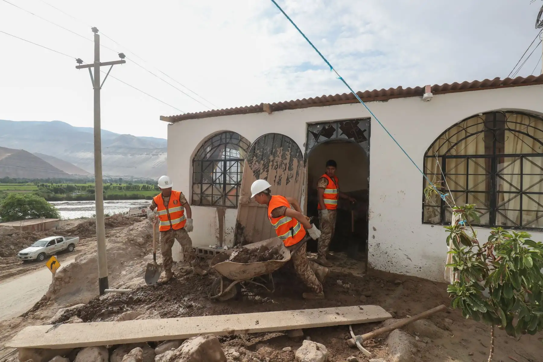 Trabajos de remoción de escombros por parte del personal del ejército y pobladores afectados por los huaycos en el distrito de Aplao.

Foto: ANDINA/Juan Carlos Guzmán Negrini.