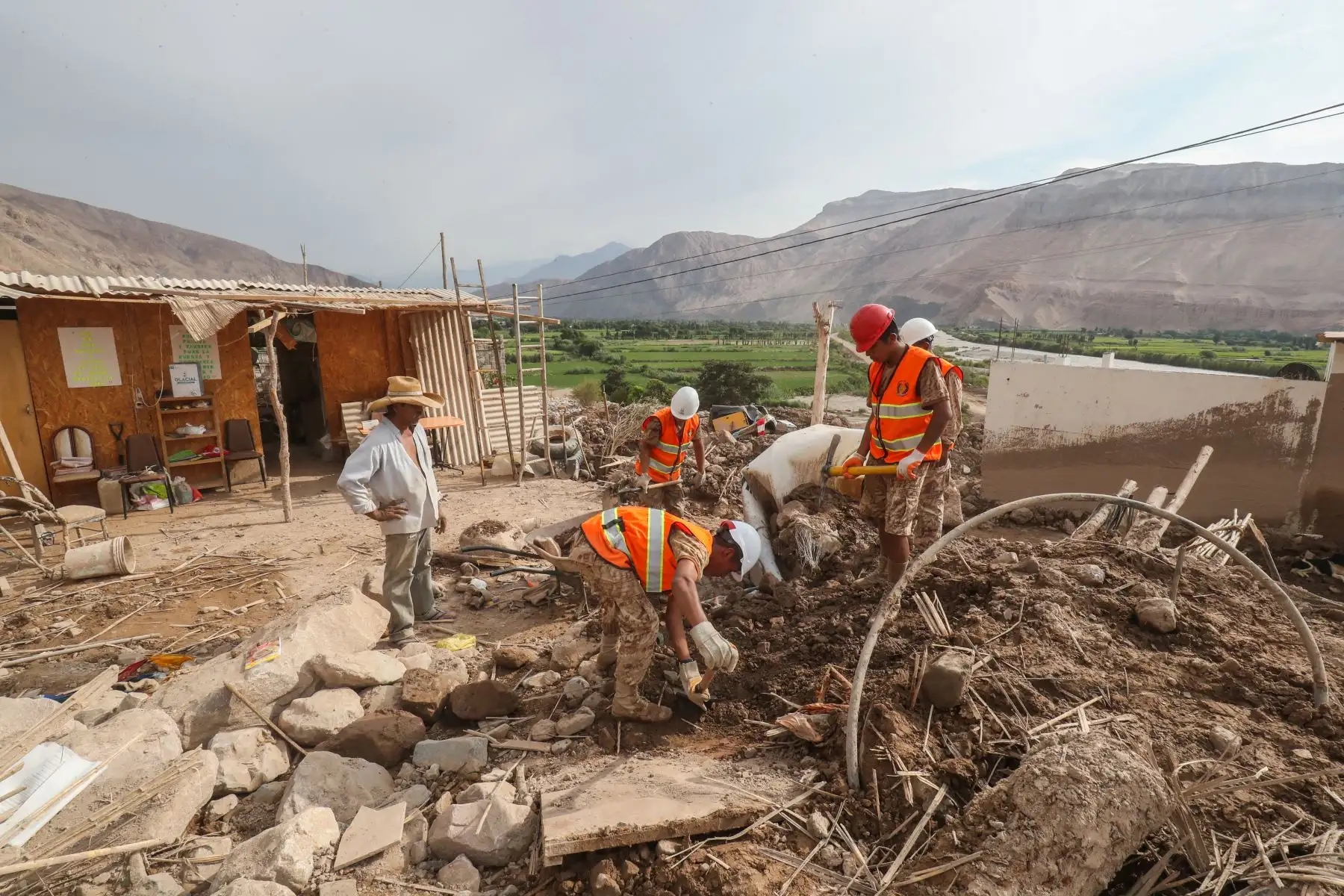 Trabajos de remoción de escombros por parte del personal del ejército y pobladores afectados por los huaycos en el distrito de Aplao.

Foto: ANDINA/Juan Carlos Guzmán Negrini.