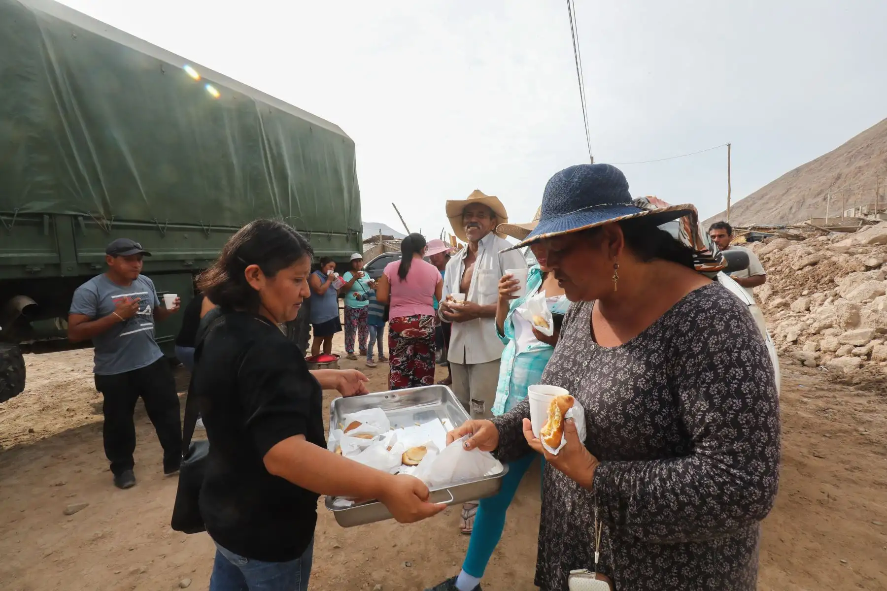 Trabajos de remoción de escombros por parte del personal del ejército y pobladores afectados por los huaycos en el distrito de Aplao.

Foto: ANDINA/Juan Carlos Guzmán Negrini.