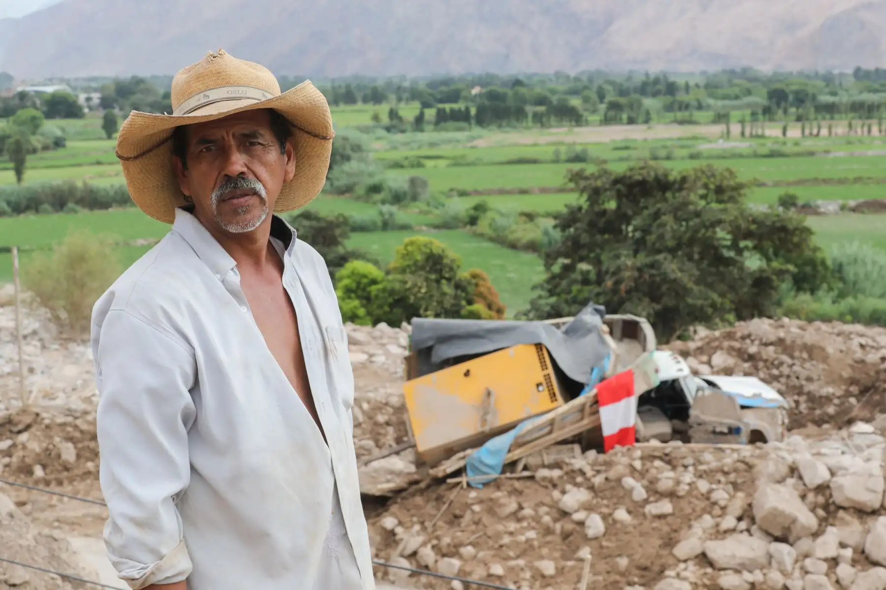 Pedro Pastrana muestra donde quedó enterrado su camión. Salvó su vida saltando de este.
Foto: ANDINA/Juan Carlos Guzmán Negrini.
