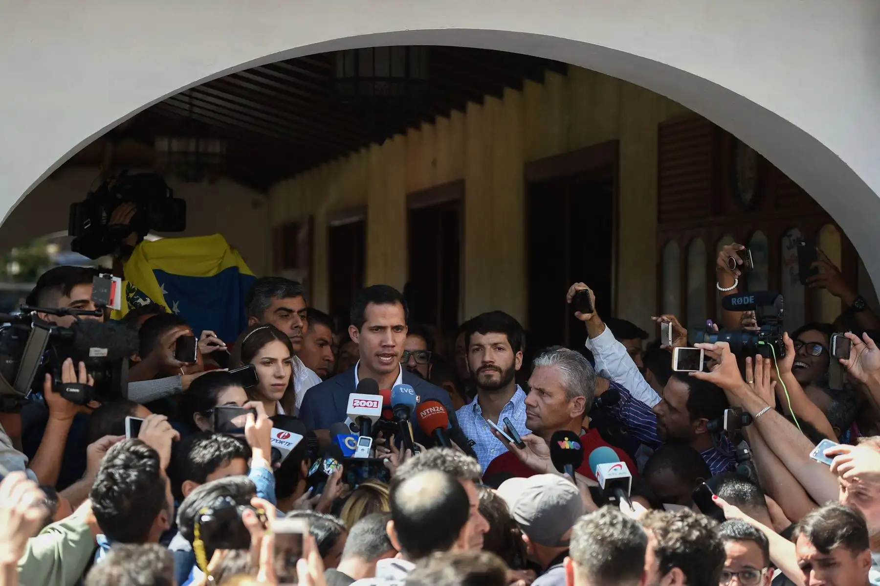 El jefe de la Asamblea Nacional de Venezuela y el autoproclamado presidente interino Juan Guaido (C) habla a la prensa junto a su esposa, Fabiana Rosales (L), después de asistir a una misa en la iglesia de Nuestra Señora Guadalupe en Caracas el 10 de febrero de 2019. Foto: AFP