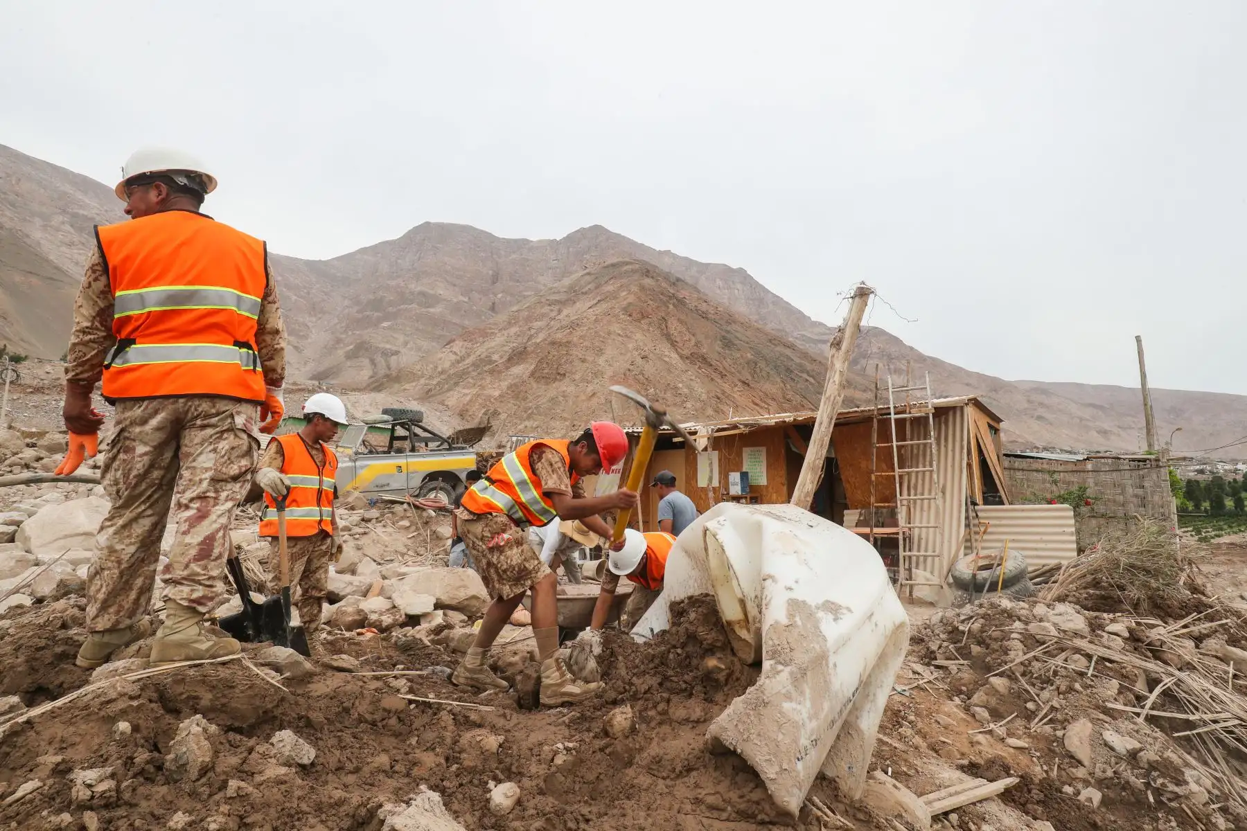 Trabajos de remoción de escombros por parte del personal del ejército y pobladores afectados por los huaycos en el distrito de Aplao.

Foto: ANDINA/Juan Carlos Guzmán Negrini.