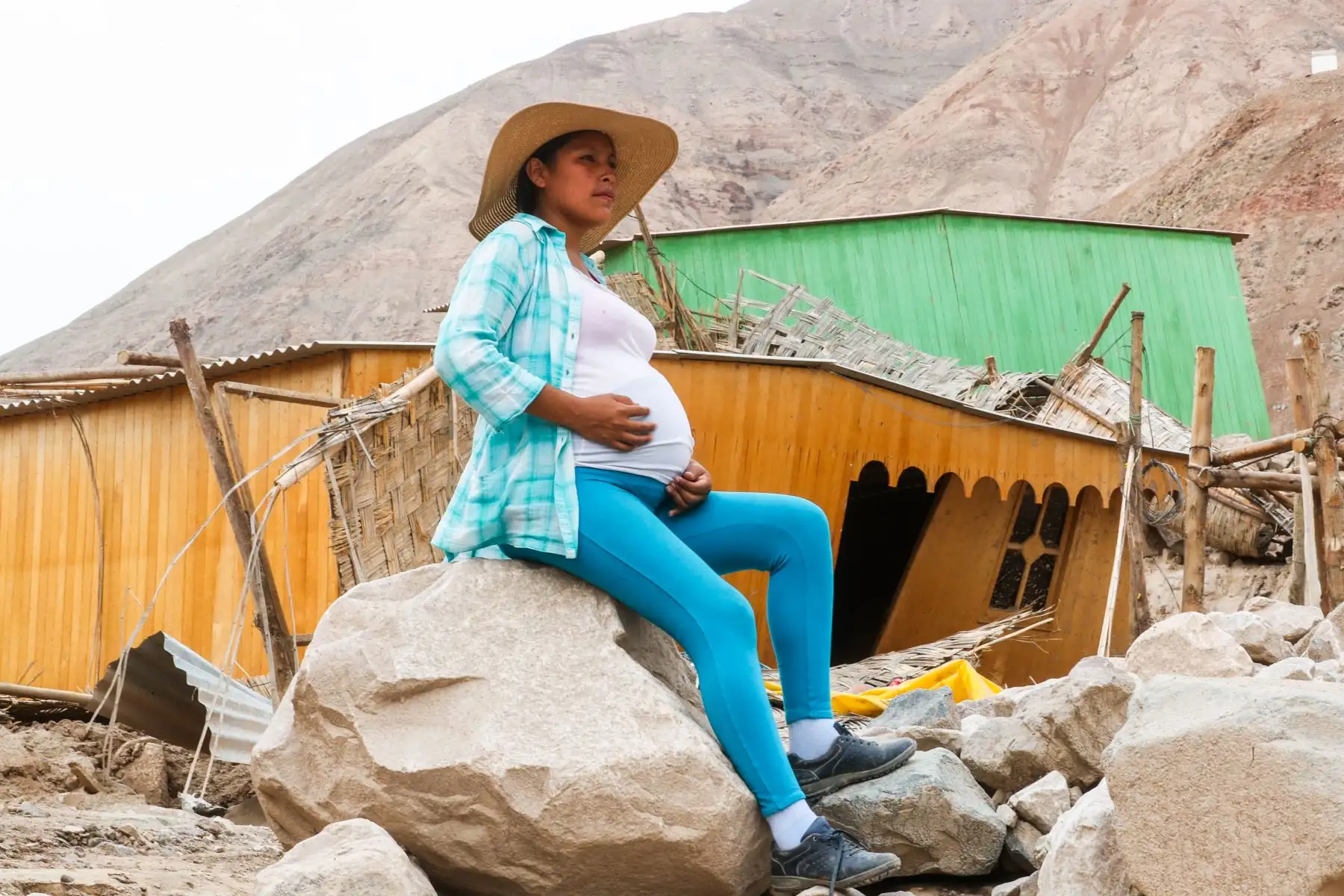 Cos siete meses de embarazo, esta mujer sentada en una roca frente a su casa destruida, se pregunta por el futuro de su bebe. Foto: ANDINA/Juan Carlos Guzmán Negrini.