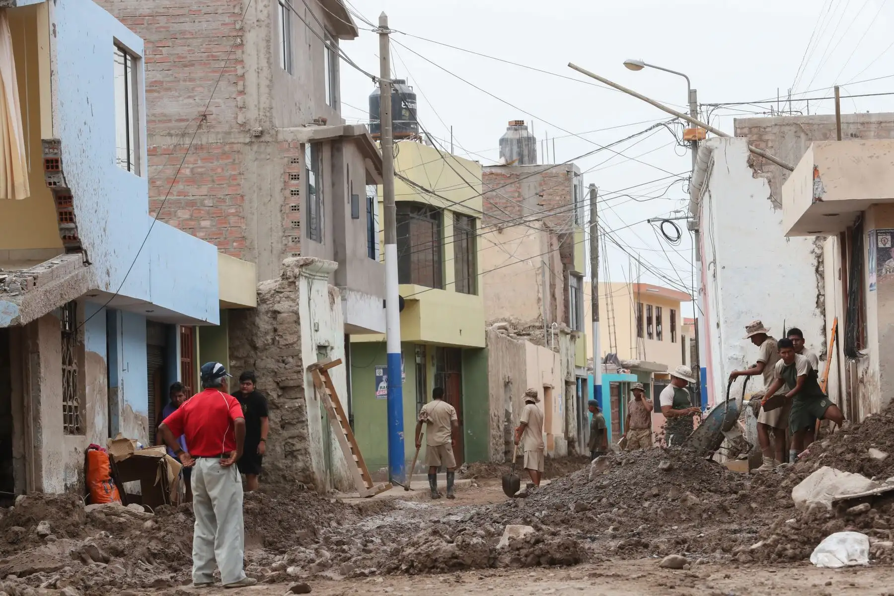 Trabajos de remoción de escombros por parte del personal del ejército y pobladores afectados por los huaycos en el distrito de Aplao.

Foto: ANDINA/Juan Carlos Guzmán Negrini.