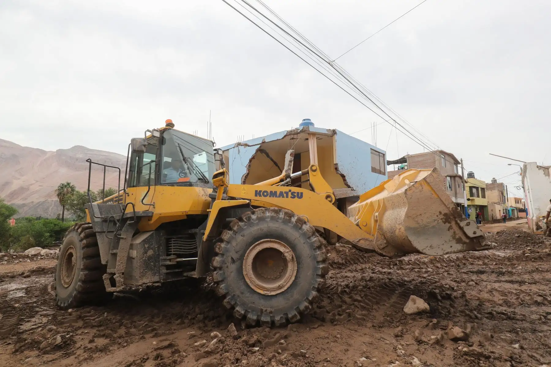 Trabajos de remoción de escombros por parte del personal del ejército y pobladores afectados por los huaycos en el distrito de Aplao.

Foto: ANDINA/Juan Carlos Guzmán Negrini.