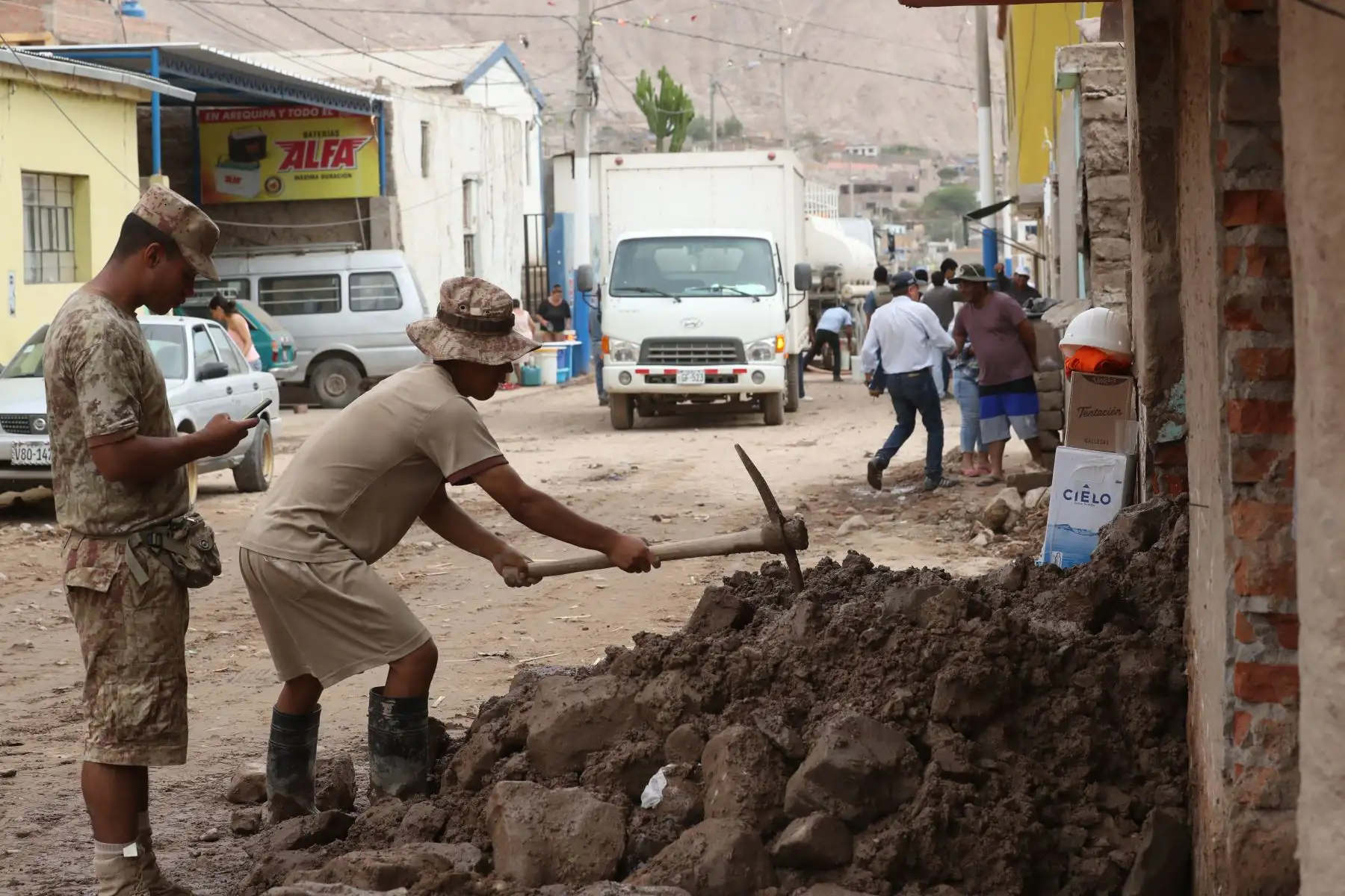 Trabajos de remoción de escombros por parte del personal del ejército y pobladores afectados por los huaycos en el distrito de Aplao.

Foto: ANDINA/Juan Carlos Guzmán Negrini.