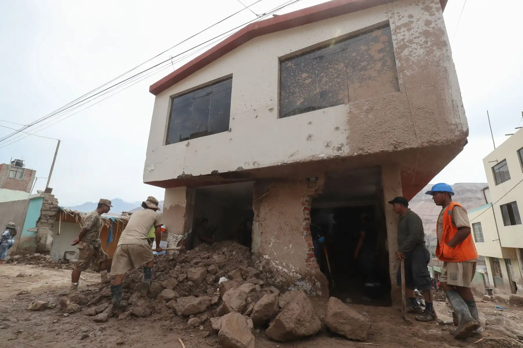Trabajos de remoción de escombros por parte del personal del ejército y pobladores afectados por los huaycos en el distrito de Aplao.

Foto: ANDINA/Juan Carlos Guzmán Negrini.