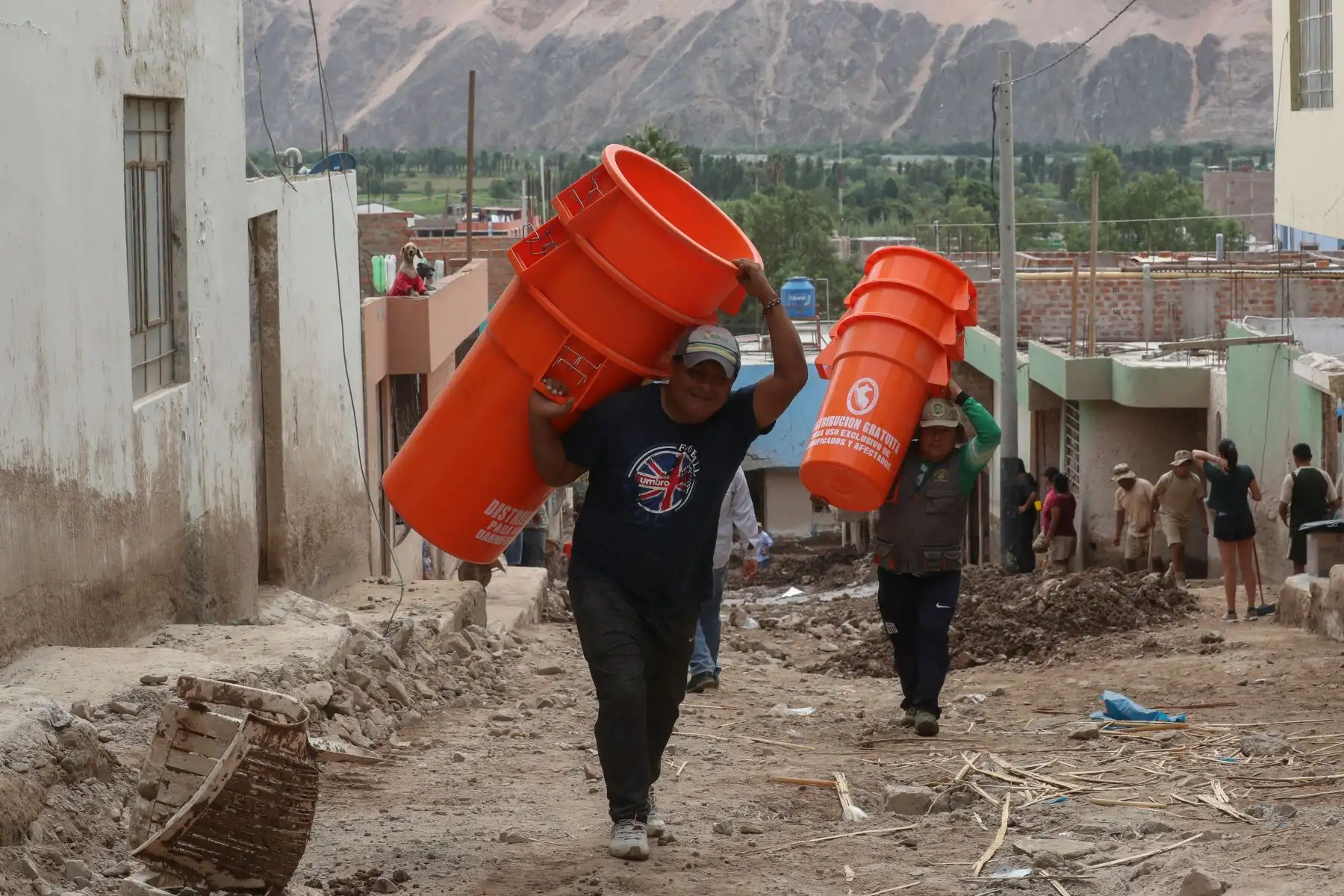 Trabajos de remoción de escombros por parte del personal del ejército y pobladores afectados por los huaycos en el distrito de Aplao.

Foto: ANDINA/Juan Carlos Guzmán Negrini.