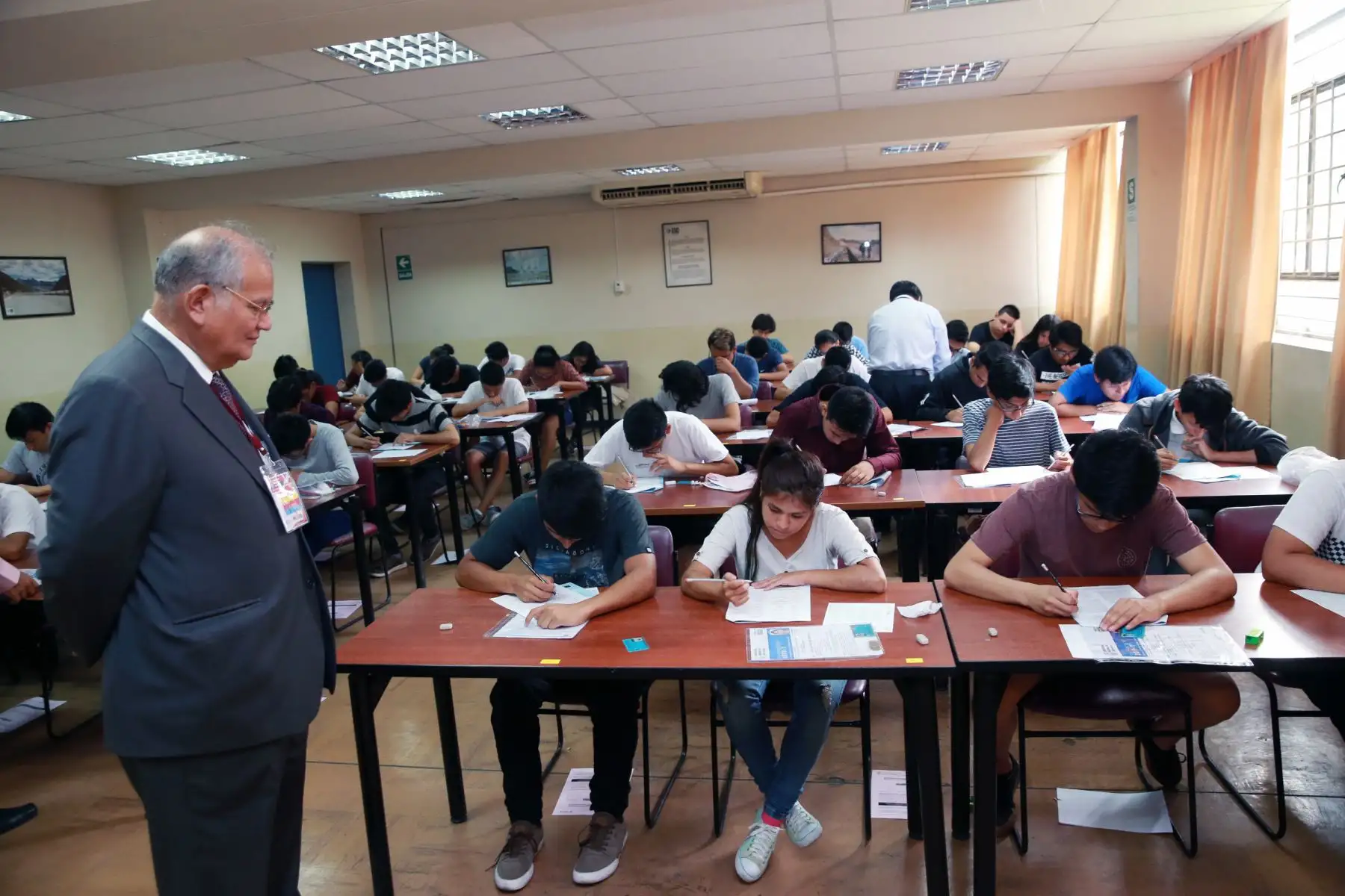 Jorge Elías Alva Hurtado rector de la UNI , supervisa el concurso de admisión de la UNI 2019 .Foto: ANDINA/Norman Córdova