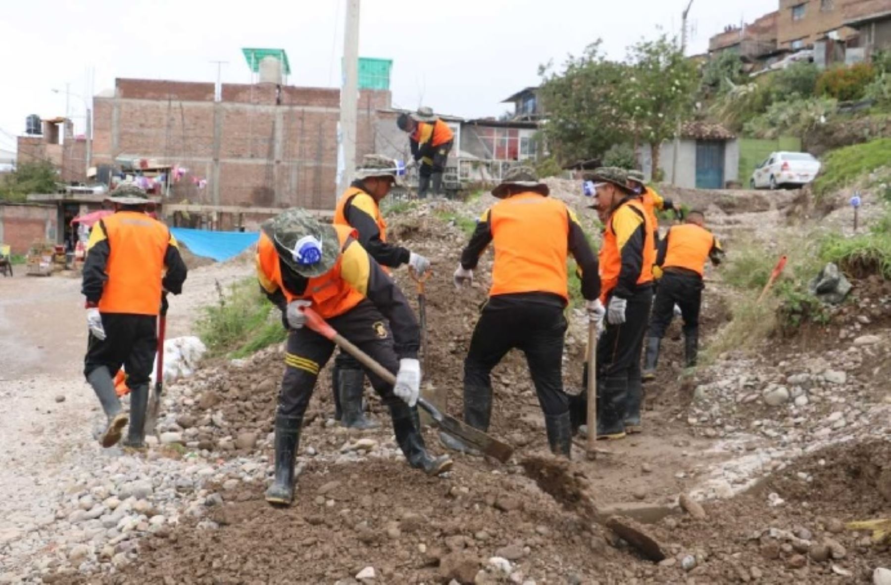 Soldados del Ejército Peruano apoyan en las labores de limpieza de canales y buzones pluviales en la Asociación de Vivienda Las Brisas del Mantaro, considerado uno de los puntos críticos del distrito de El Tambo, en la provincia de Huancayo, región Junín.