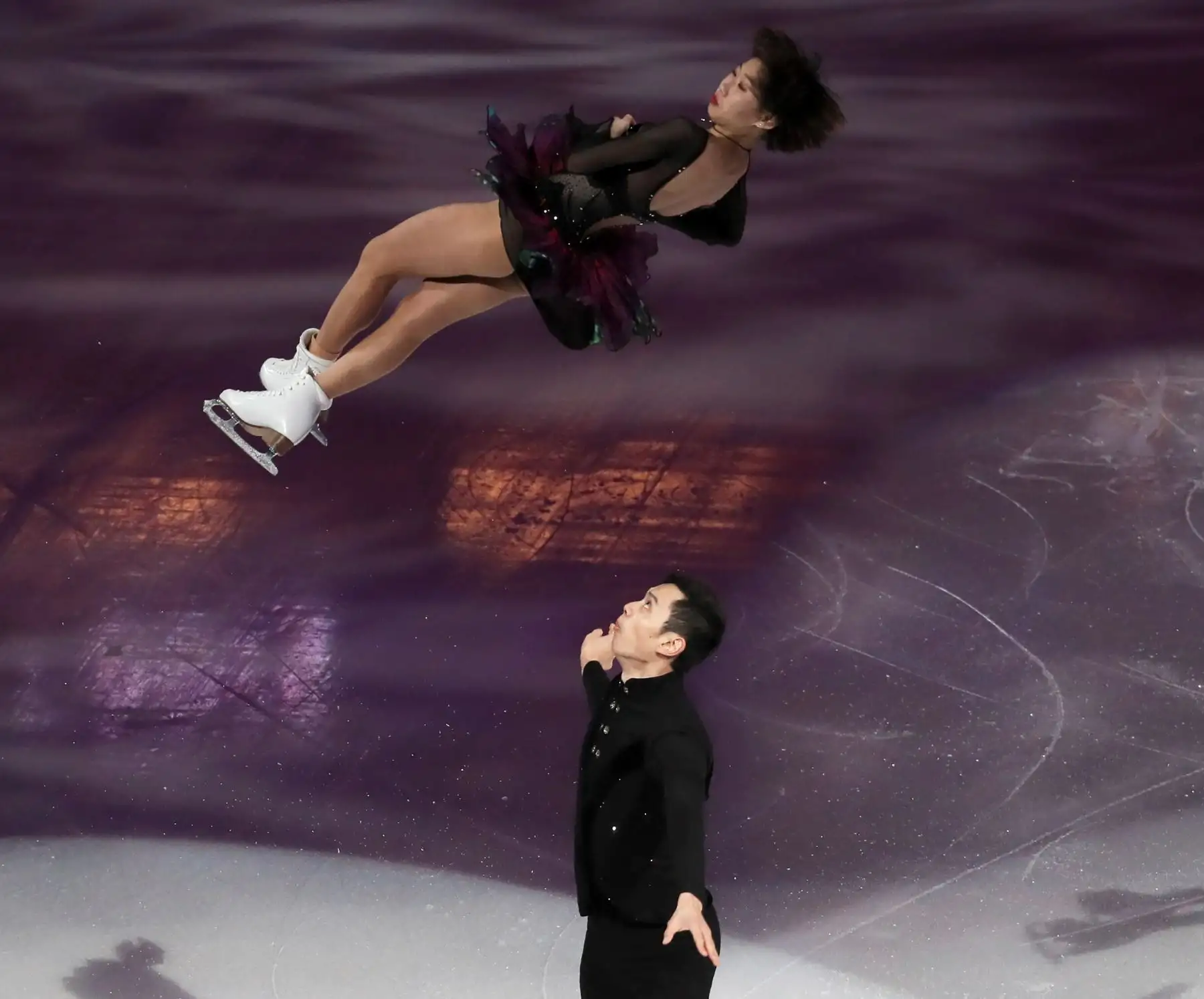 os patinadores chinos Cheng Peng y Yang Jin durante el programa corto por parejas de los Campeonatos de los Cuatro Continentes de patinaje Artístico sobre Hielo, este domingo en el Honda Center de Anaheim, California (Estados Unidos). EFE/ Alex Gallardo