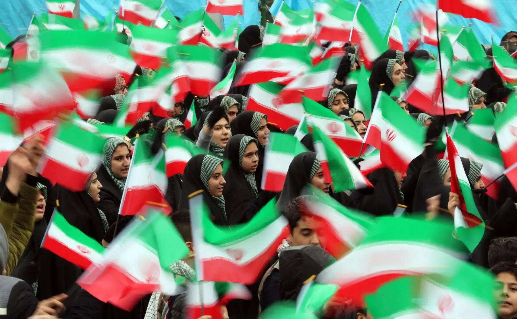 Varias estudiantes ondean banderas iraníes durante una ceremonia por el 40º aniversario de la Revolución Islámica de 1979 este lunes en la plaza Azadi (Libertad) de Teherán (Irán). EFE/ Abedin Taherkenareh