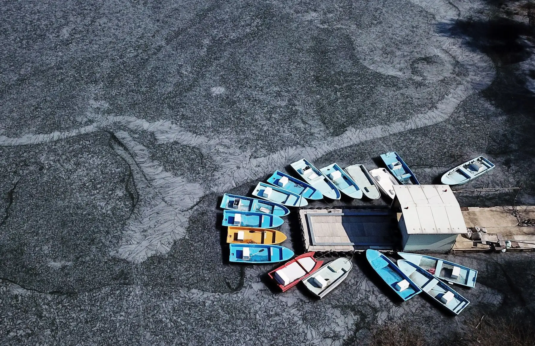 Varios barcos de pesca atracados este lunes en el helado lago Geumgwang en Anseong (Corea del Sur). Se prevén temperaturas de ocho grados bajo cero esta semana en la zona. EFE/ Yonhap
