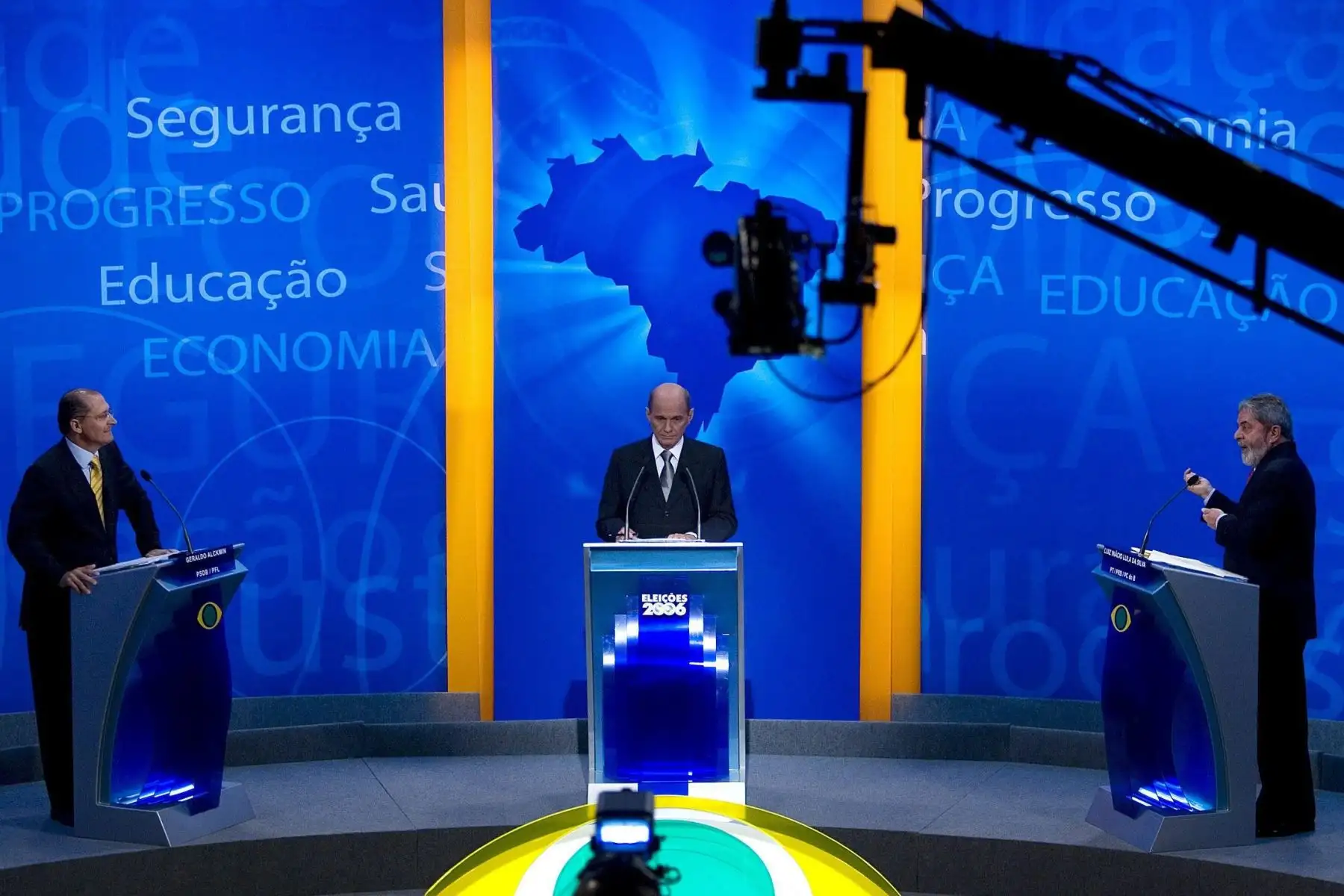Fotografía de archivo del 8 de octubre de 2006, del reconocido periodista y presentador brasileño de televisión Ricardo Boechat durante el debate de las elecciones presidenciales de ese año con el expresidente Luiz Inácio Lula da Silva y Geraldo Alckmin Foto: EFE