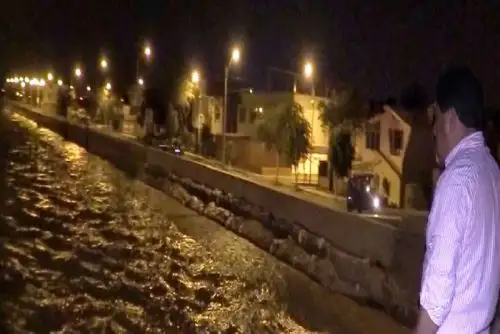 Ante el inusual incremento del caudal del río Ica, el gobernador regional, Javier Gallegos Barrientos, se constituyó esta madrugada al puente Los Maestros y tras constatar el nivel del agua en los puntos críticos dispuso que se abran las compuertas de Tacaraca como medida de prevención.