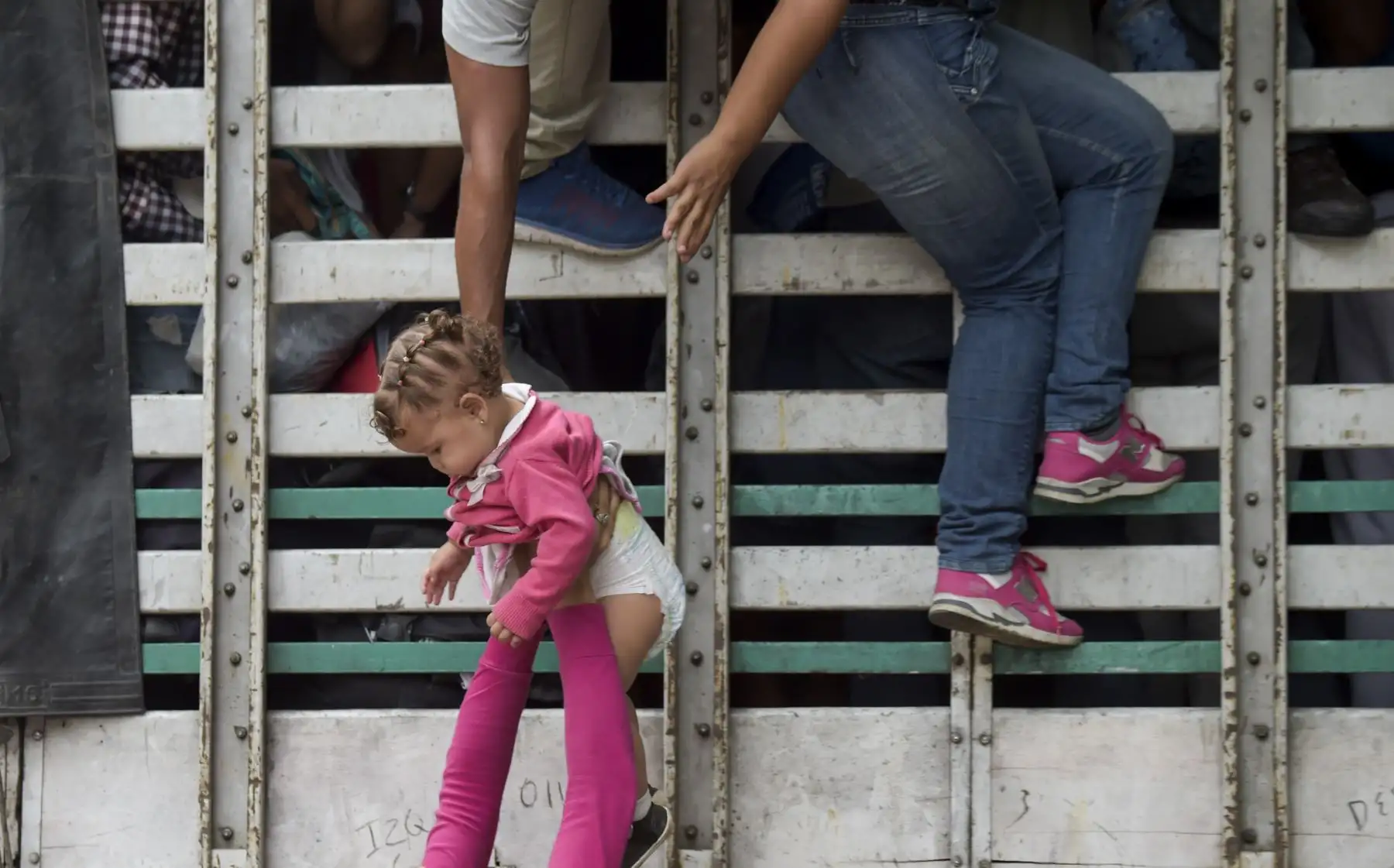 Los migrantes venezolanos suben a un camión en la carretera de Cúcuta a Pamplona, en el departamento de Norte de Santander, Colombia. Foto: AFP/.
Raul Arboleda