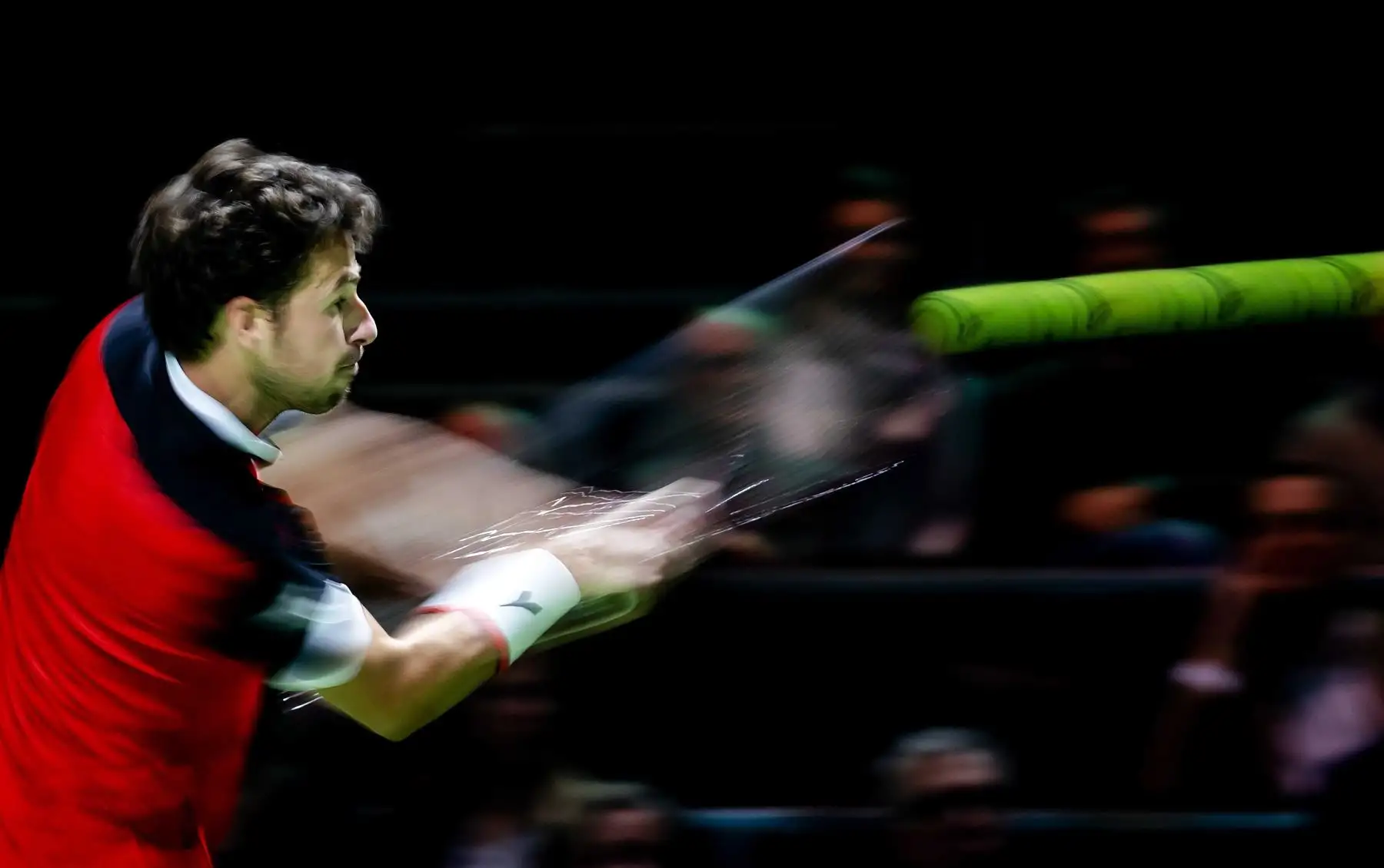 El tenista holandés Robin Haase devuelve la bola al kazajo Mikhail Kukushkin durante su encuentro del torneo ATP de Rotterdam, este lunes, en Holanda. Foto: EFE/ Robin Van Lonkhuijsen