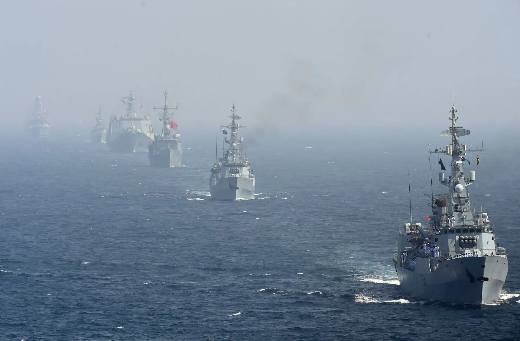 Barcos navales de varios países se representan durante los ejercicios navales multinacionales 
