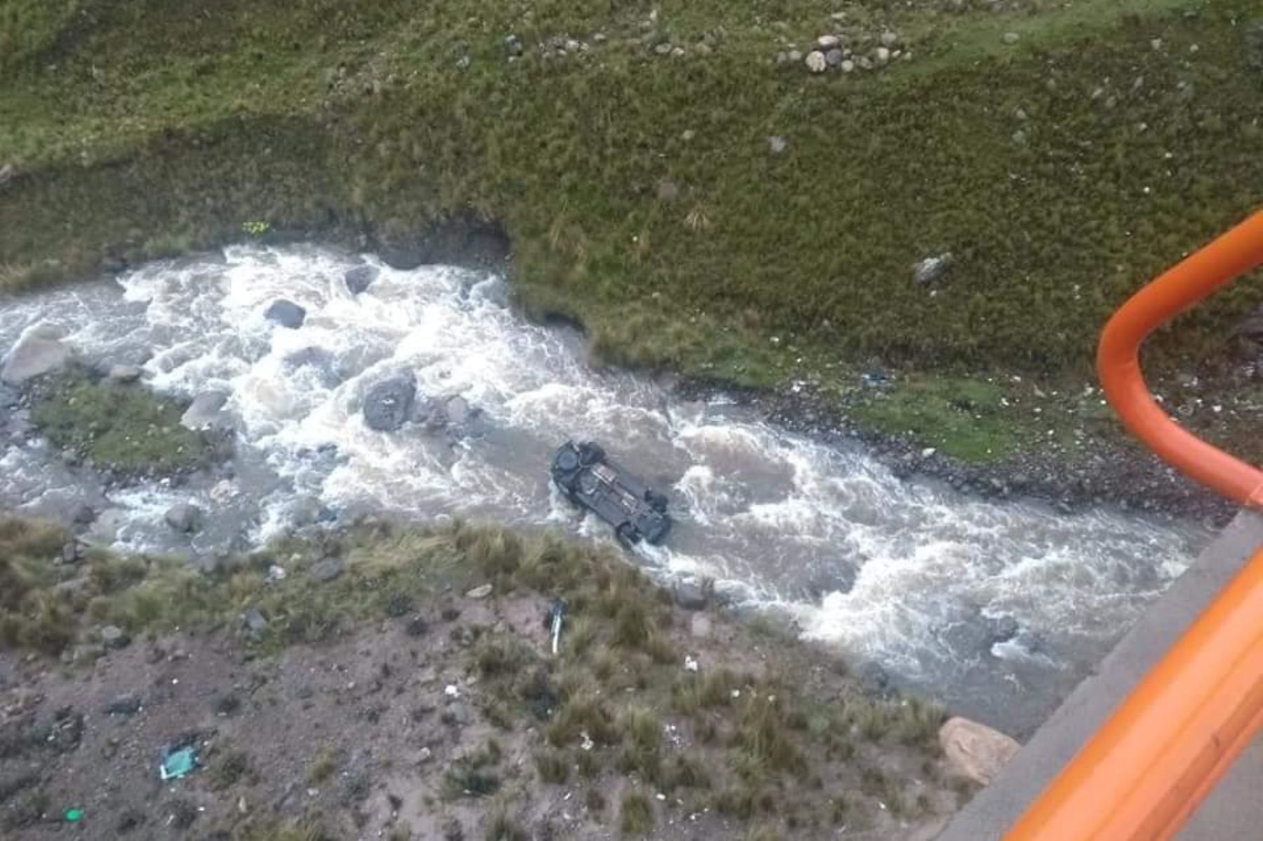 Camioneta cayó a a las aguas del río Yauli en el kilómetro 154 de la carretera Central-Lima-La Oroya, en la región Junín.
