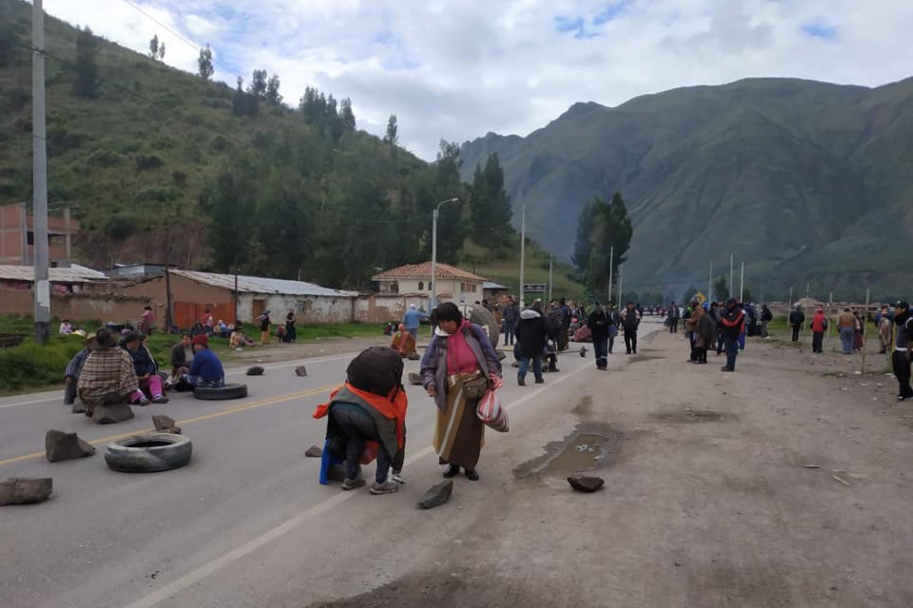 Manifestantes bloquean vía alterna a estación de trenes de Ollantaytambo, en Cusco. ANDINA