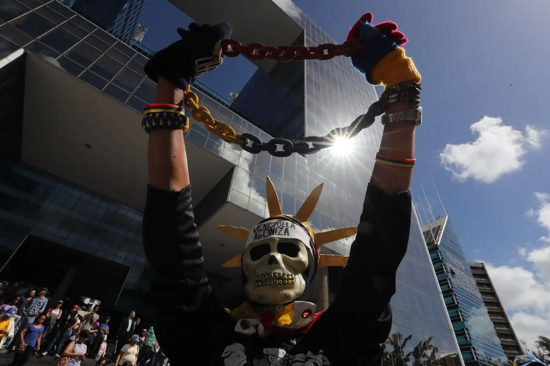 Cientos de personas opositoras al gobierno de Nicolas Maduro, marchan este martes, en Caracas (Venezuela). La oposición reclama, entre otras cosas, el ingreso de la ayuda humanitaria que ya se acopia en la colombiana ciudad de Cúcuta, y que asegura servir· para paliar la severa crisis que atraviesa el país. Pero también exigen que Maduro abandone el poder que señalan "usurpa" para que pueda instalarse un Gobierno transitorio que convoque a elecciones libres, como repiten desde el pasado 10 de enero, cuando