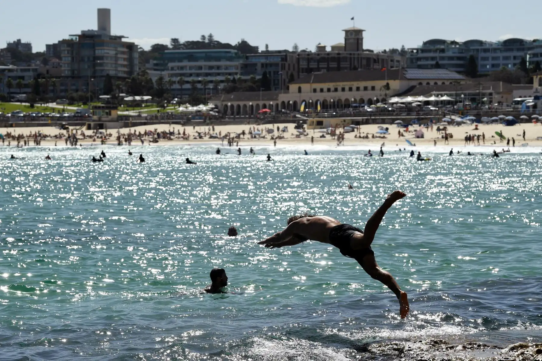 Bañistas se refrescan en el mar, en la playa Bondi en Sídney (Australia) durante un caluroso día de verano. Según predicciones meteorológicas los termómetros alcanzarán los 37 grados centígrados en Sídney. EFE