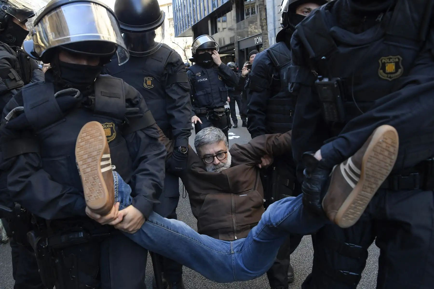 Las fuerzas policiales regionales catalanas, Mossos d