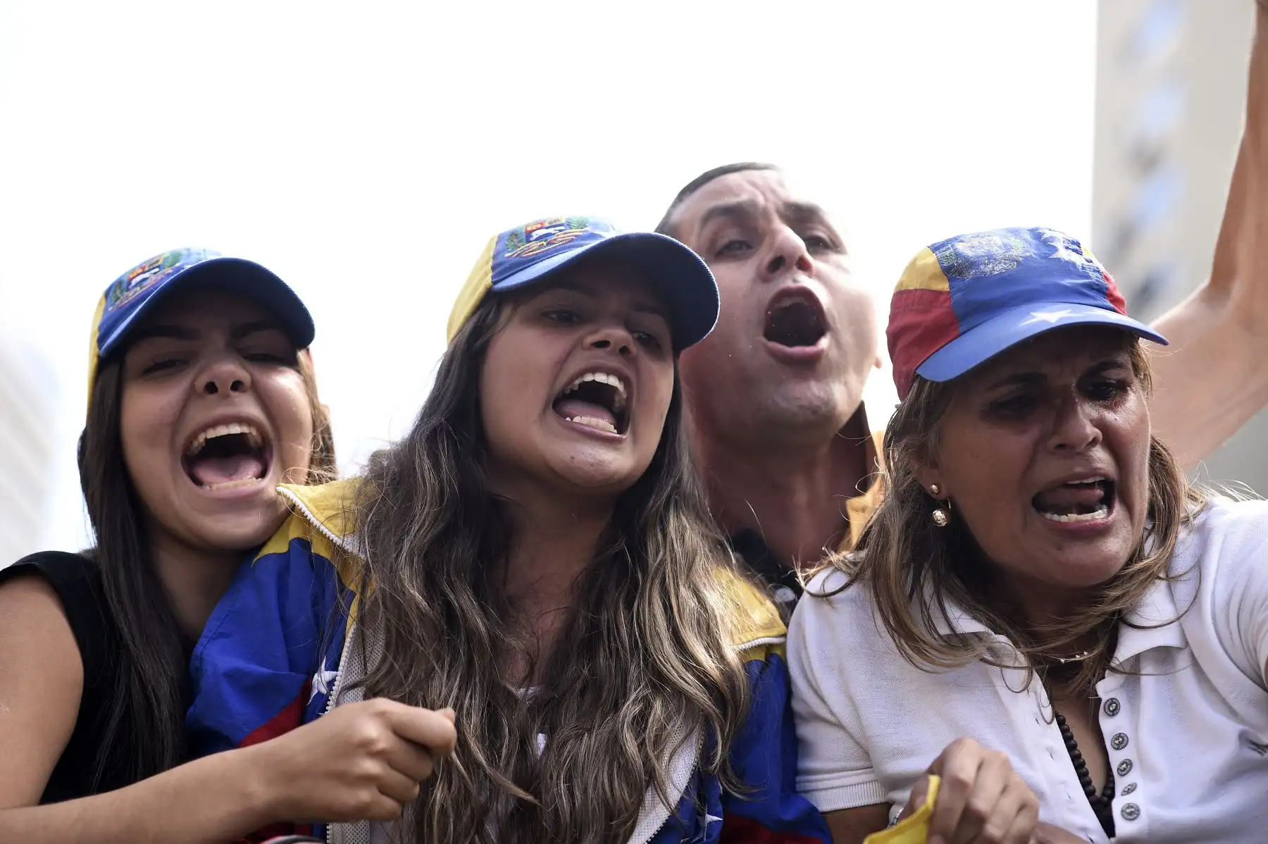 Venezolanos en un mitin para presionar a los militares para que ingresen la ayuda humanitaria de los EE. UU., En el este de Caracas. El tira y afloja entre el gobierno y la oposición se centra en si la ayuda humanitaria se permitirá en el país económicamente paralizado, que sufre escasez de alimentos, medicamentos y otros elementos básicos. AFP