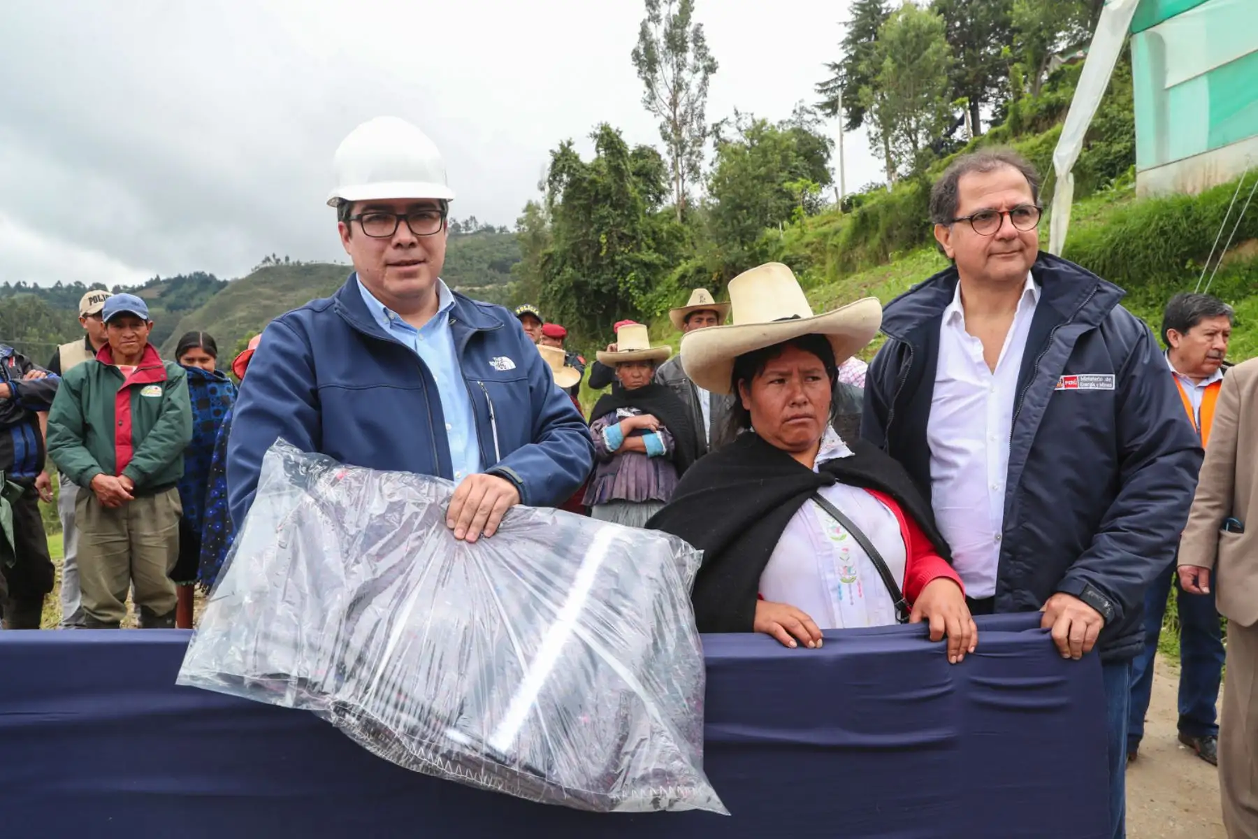 El ministro Francisco Ísmodes llegó a Cajamarca donde presidió la instalación del #COERCajamarca y supervisó las zonas de riesgo en prevención por el inicio de la temporada de lluvias en coordinación con autoridades regionales. #EstamosJuntosEnEsto. Foto: ANDINA/Difusión MEM