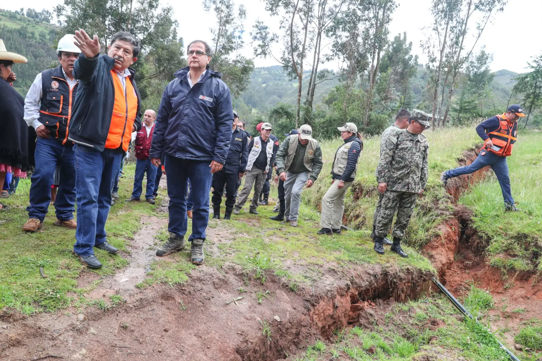 El ministro Francisco Ísmodes llegó a Cajamarca donde presidió la instalación del #COERCajamarca y supervisó las zonas de riesgo en prevención por el inicio de la temporada de lluvias en coordinación con autoridades regionales. #EstamosJuntosEnEsto. Foto: ANDINA/Difusión MEM