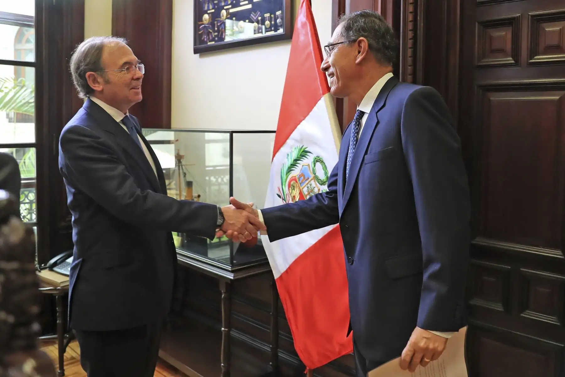 Jefe del Estado, Martín Vizcarra, se reunió con el presidente del Senado de España, Pío García-Escudero, en Palacio de Gobierno.
