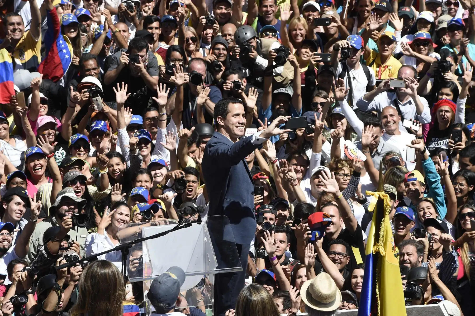 El líder opositor venezolano y autodeclarado presidente Juan Guaido se toma un selfie con sus simpatizantes durante el mitin de hoy Foto: AFP