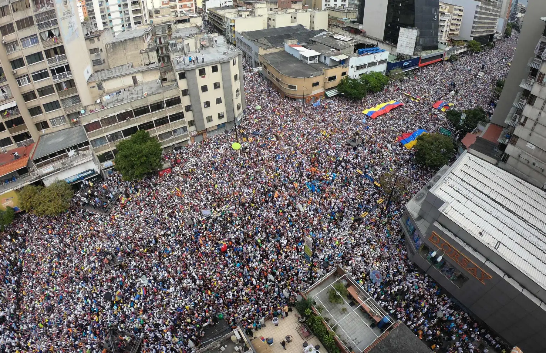 Vista panorámica de los partidarios del líder opositor venezolano y autodeclarado presidente Juan Guaido durante el mitin del día de hoy  Foto: AFP