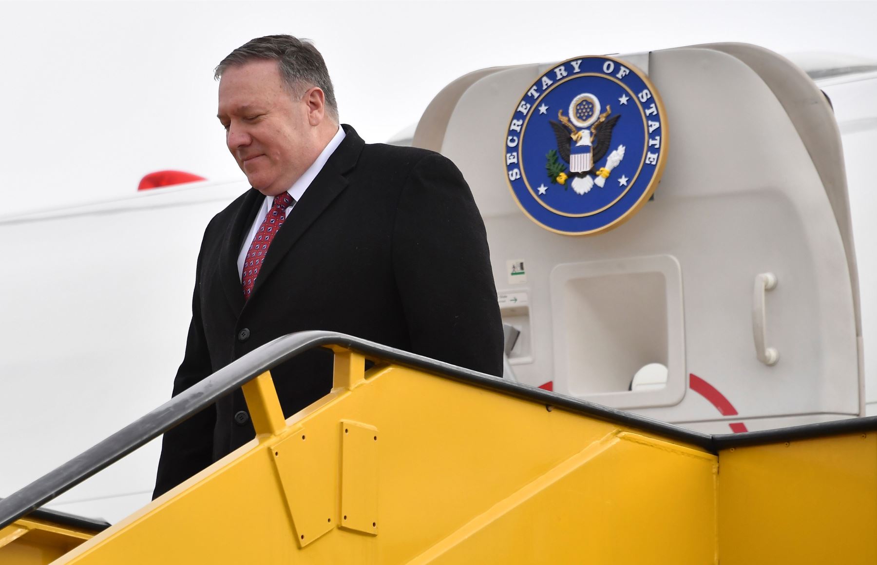 El secretario de Estado de EE. UU., Mike Pompeo, llega al aeropuerto internacional de Ivanka en Bratislava, Eslovaquia, durante su gira de una semana por Europa Central. Foto: AFP