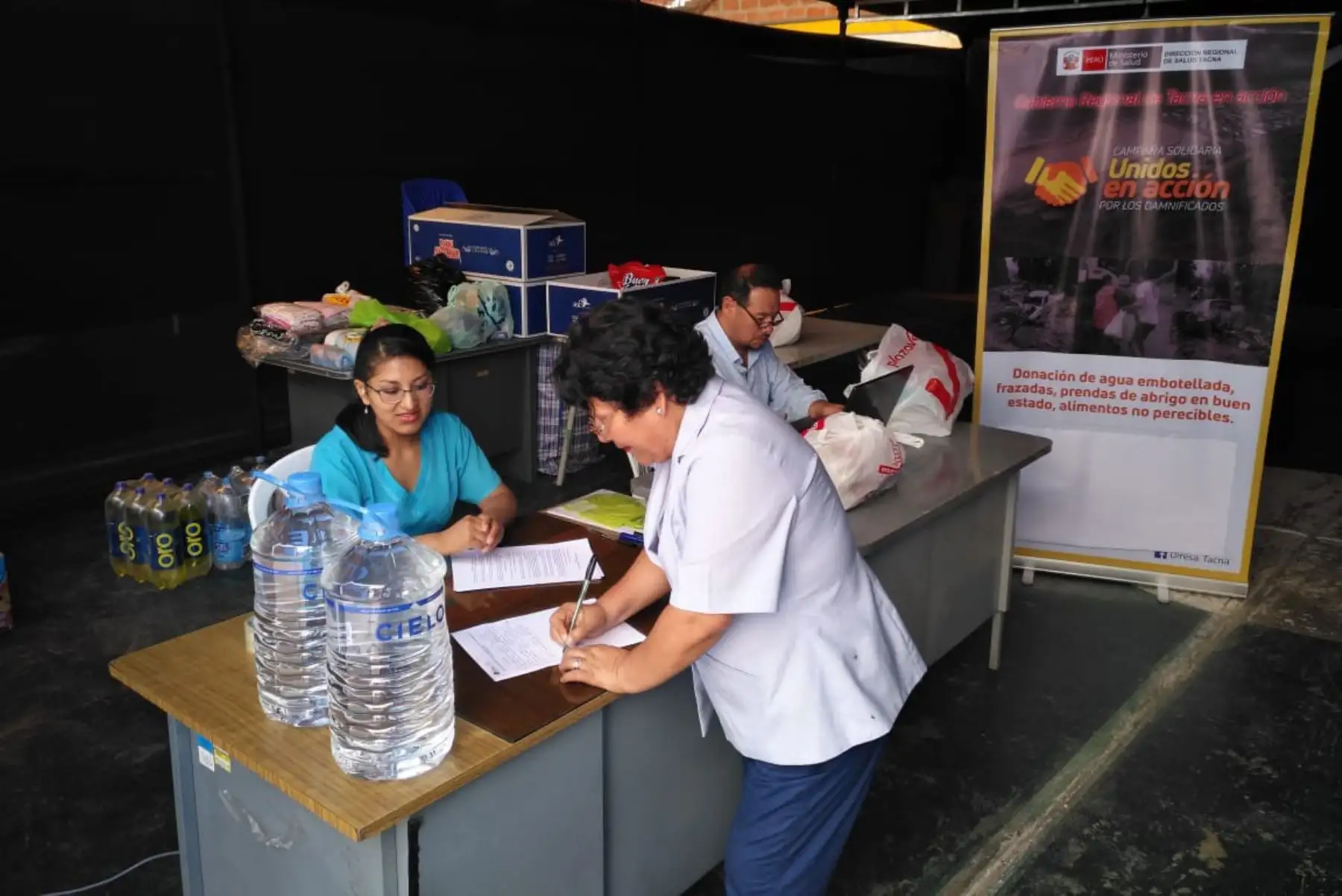 Trabajadores de la Dirección Regional de Salud de Tacna se suman a la campaña de solidaridad Unidos en Acción por los Damnificados de Mirave y Anexos.