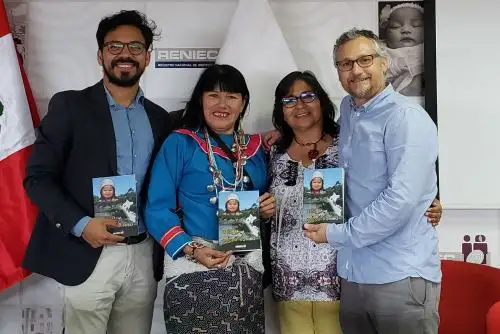 El libro "Tesoro de nombres shipibo-konibo" fue presentado por Agustín Panizo, director de Lenguas Indígenas del Ministerio de Cultura; Pilar Valenzuela, lingüista especializada en shipibo-konibo; Olinda Silvano, artista y representante del pueblo shipibo-konibo; Danny Santa María, subgerente de Investigación Académica del Reniec.
