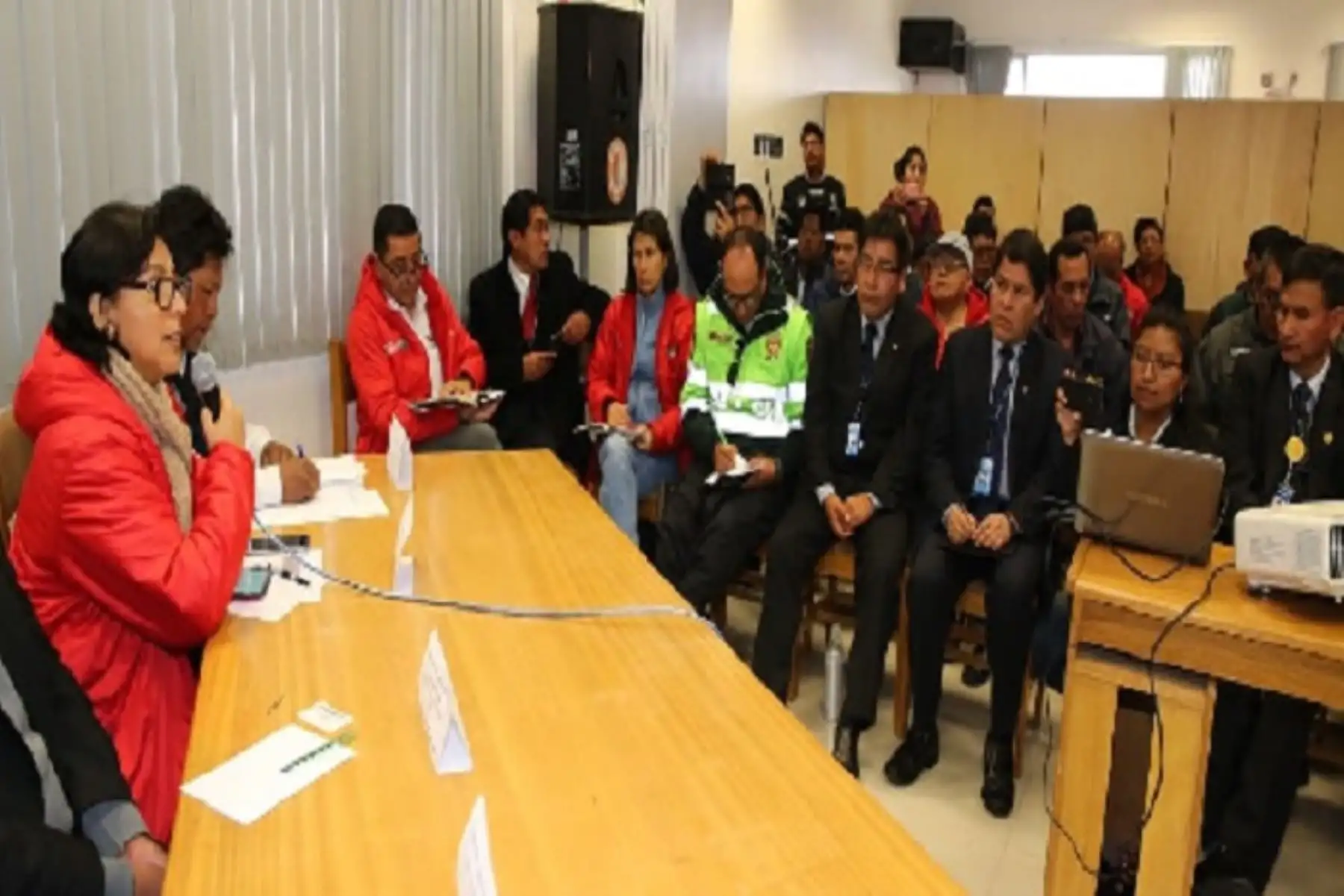 La ministra de Trabajo y Promoción del Empleo, Sylvia Cáceres Pizarro, encabezó las coordinaciones que efectúa el gobierno en Puno, a donde llegó acompañada de una comitiva para presidir la reunión de emergencia con integrantes de la Plataforma Regional de Defensa Civil de esta región.