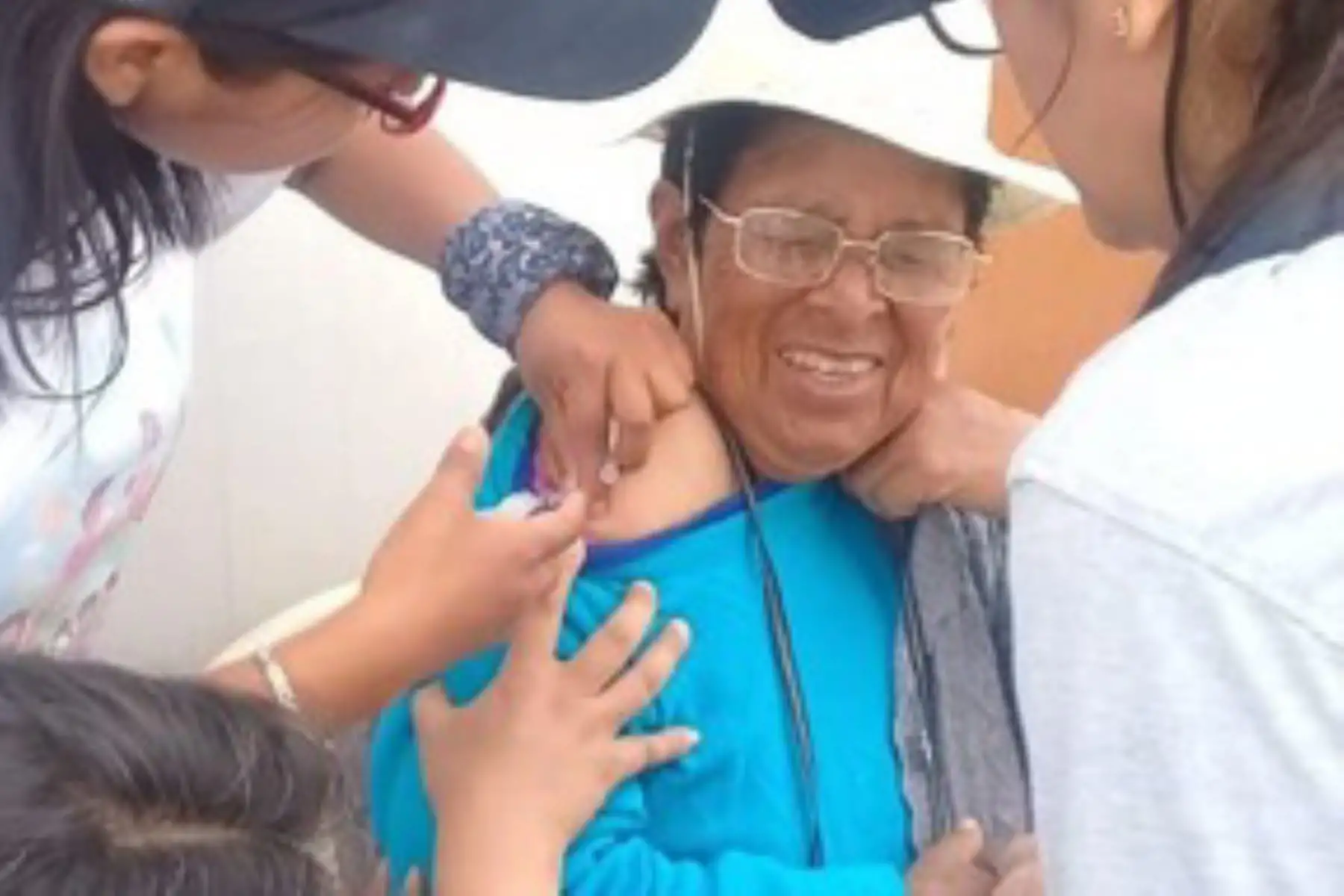 Niños y adultos mayores del centro poblado de Mirave, en la región Tacna, fueron vacunados contra la influenza y neumonía.