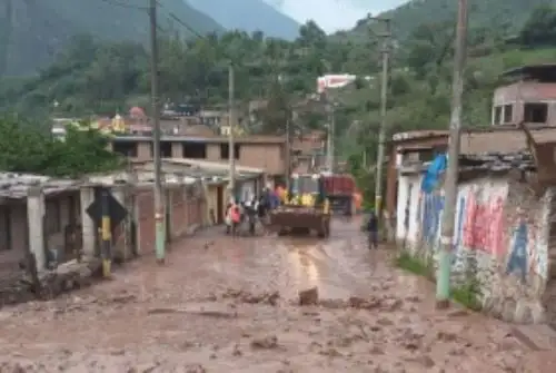 Personal de la comuna provincial de Huarochirí y de la distrital de Santa Cruz de Cocachacra limpia las calles y viviendas afectadas por huaico.