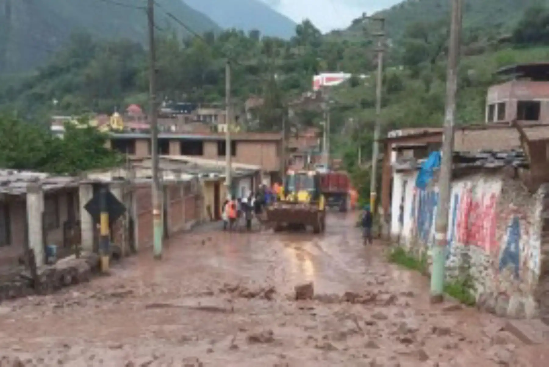Personal de la comuna provincial de Huarochirí y de la distrital de Santa Cruz de Cocachacra limpia las calles y viviendas afectadas por huaico.