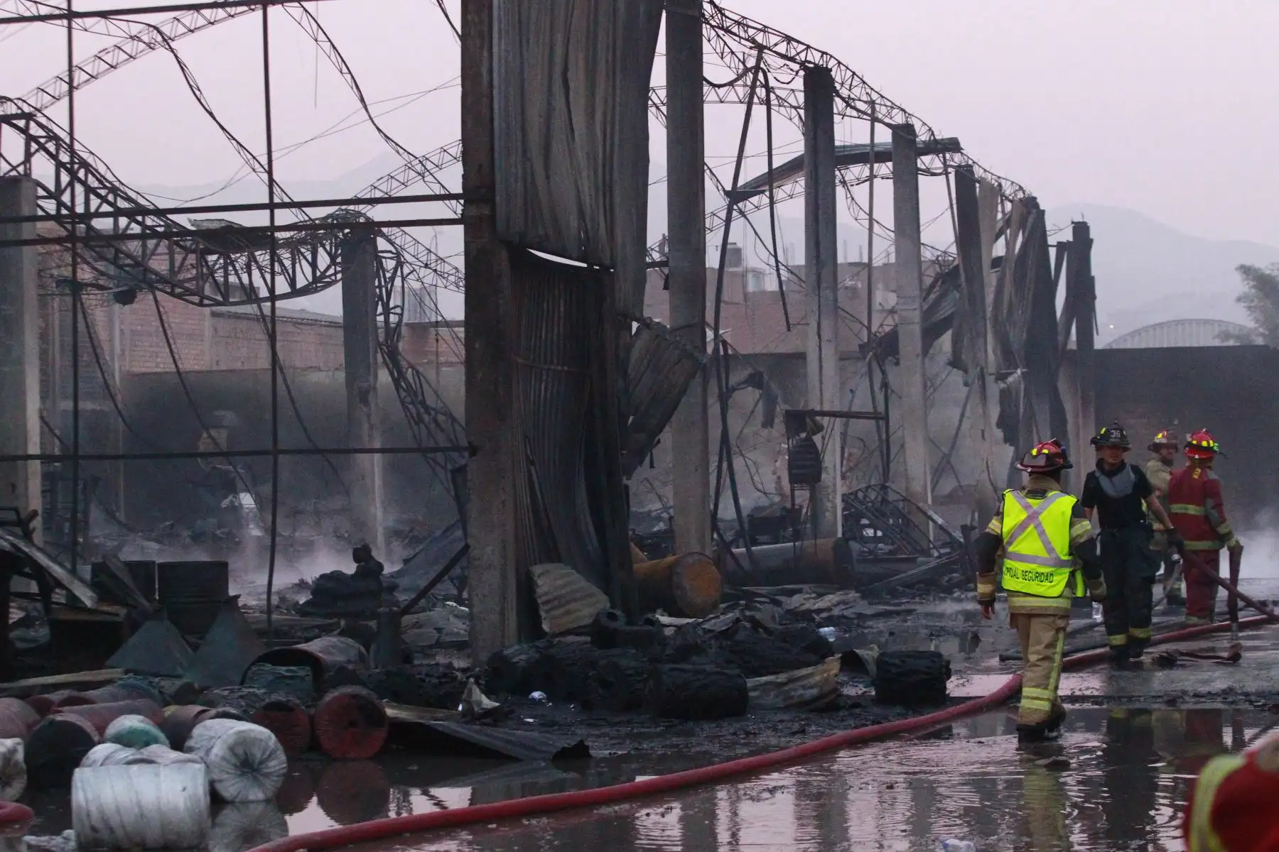 Dantesco incendio destruye fábrica de plásticos en Huachipa.Foto: ANDINA/Eddy Ramos