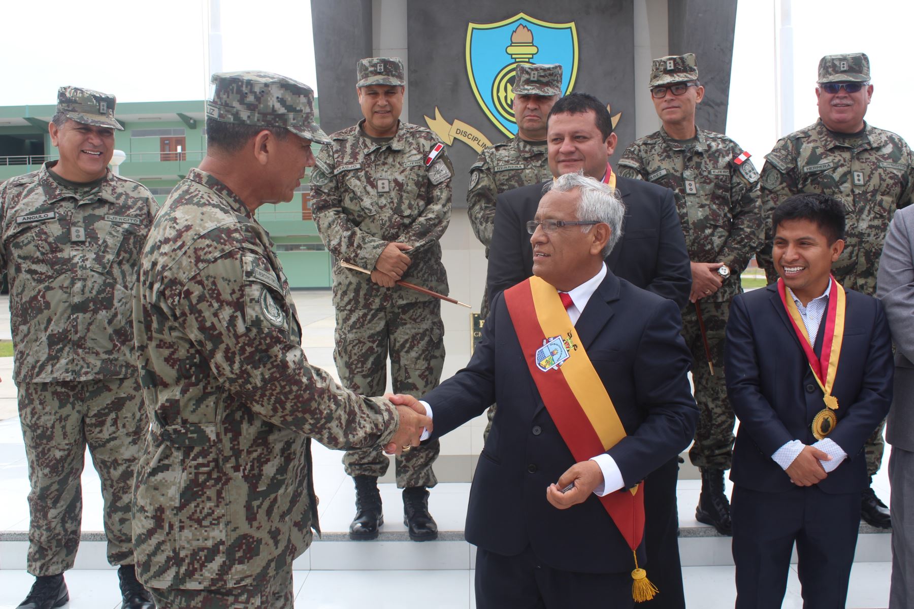 El gobernador regional de Lambayeque, Anselmo Lozano; y el comandante general del Ejército, Jorge Céliz, participaron en ceremonia desarrollada en las instalaciones del Colegio Militar Elías Aguirre.