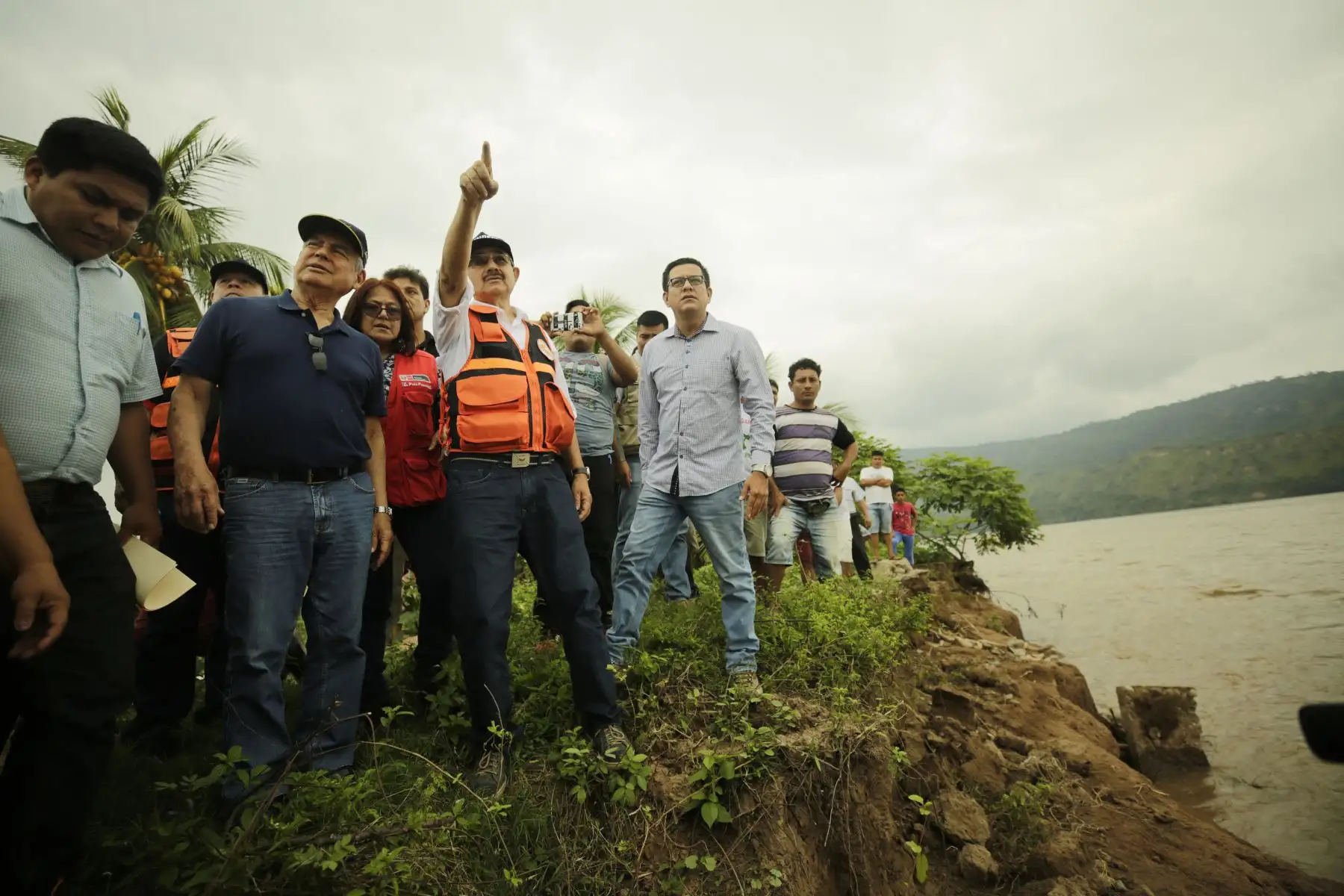 Presidente del Consejo de Ministros, César Villanueva, supervisó llegada de viveres y ropa a las localidades de Puerto Rico y San Hilarión en la región San MartìnFoto: ANDINA/Difusión