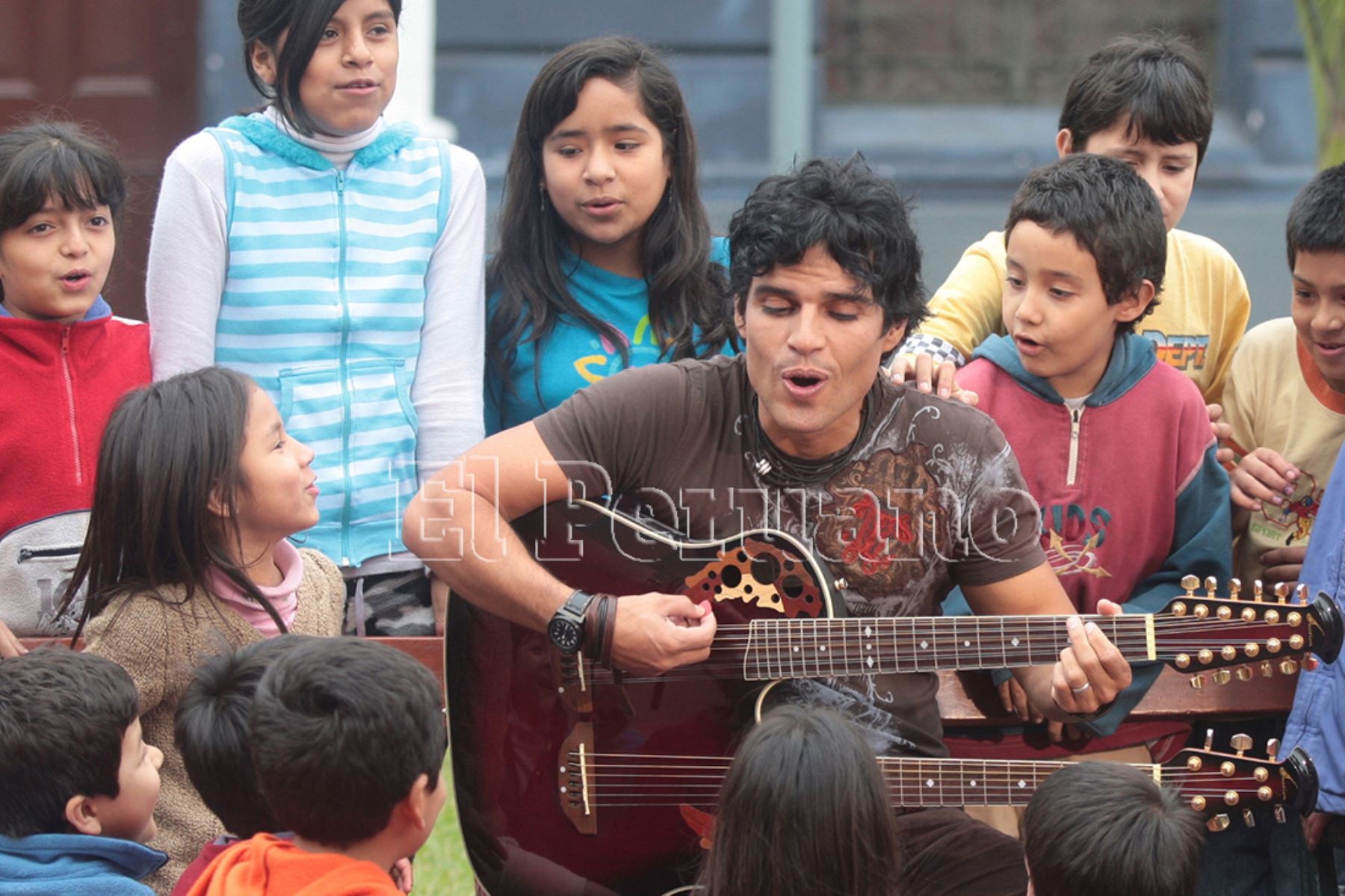 Lima - 6 octubre 2008 / El cantante Pedro Suárez Vértiz y un grupo de niños graba para una campaña de Unicef. Foto: Diario Oficial EL PERUANO / Carlos Lezama