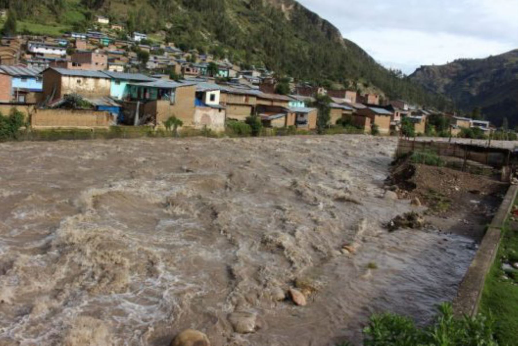Huaico por las lluvias intensas que se registran en la provincia de Dos de Mayo, Huánuco, provocaron colapso de cinco viviendas y daños en otras 80. Foto: Archivo