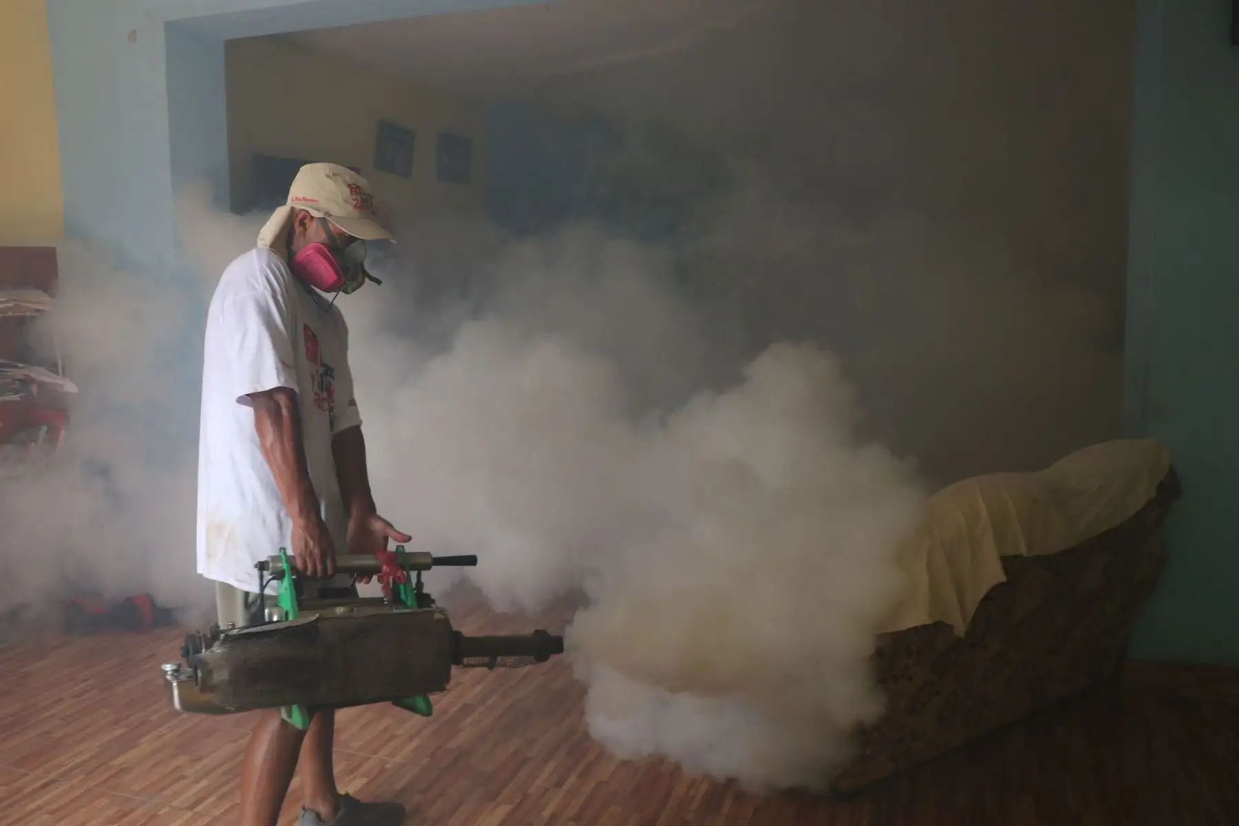 La Libertad fumigará 1,000 colegios para evitar el brote de dengue  ANDINA