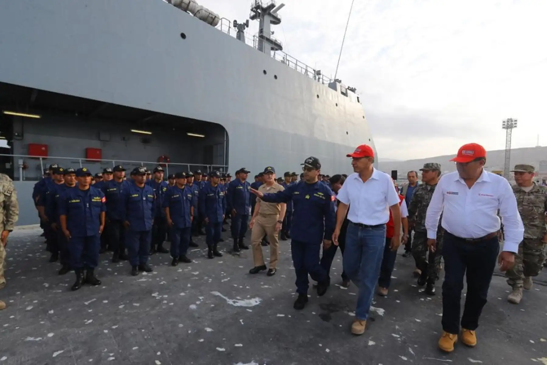 Presidente Martín Vizcarra supervisa desembarco de la ayuda enviada en el BAP  Pisco a damnificados por los huaicos registrados en el sur del país.