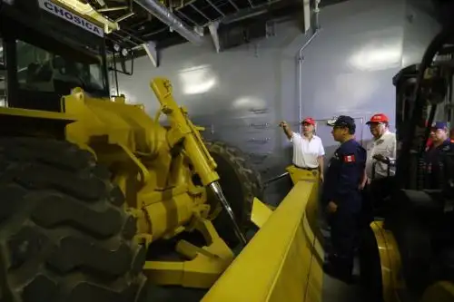 Presidente Martín Vizcarra supervisa el desembarco de la ayuda enviada a los damnificados por los huaicos caídos en el sur del país.