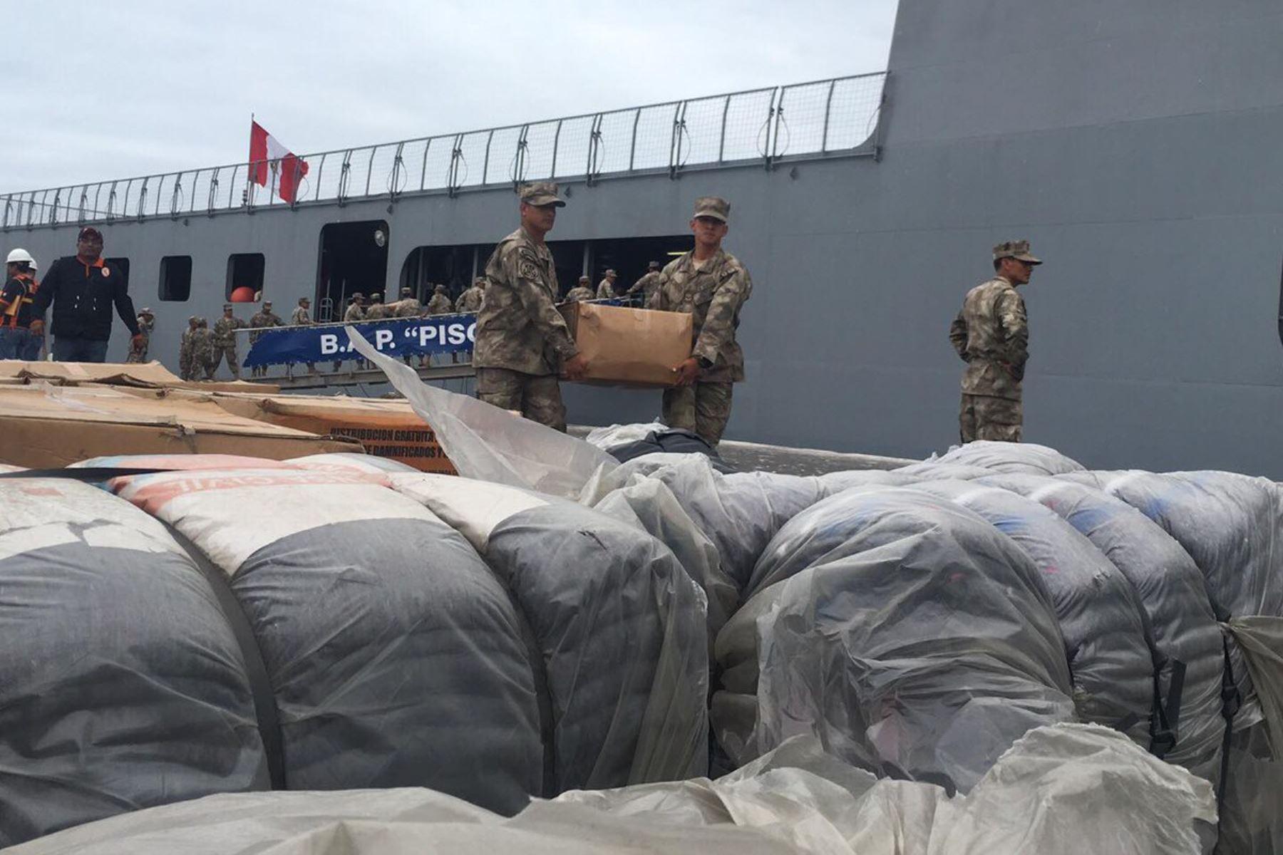 Fuerzas Armadas inician descarga de la ayuda humanitaria trasladada por el B.A.P. Pisco al puerto de Ilo, en Moquegua. ANDINA